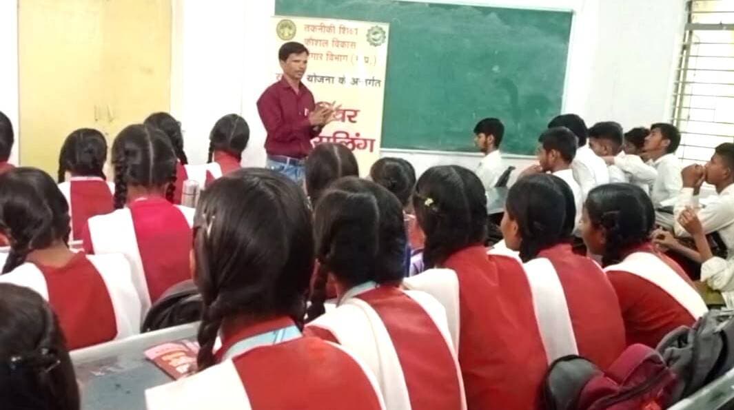 सेवा संकल्प अभियान 2026 : शा.उ.मा.वि.उमरानाला में विद्यार्थियों के लिए कैरियर काउंसलिंग कार्यक्रम आयोजित
विद्यार्थियों को कैरियर विकल्पों एवं रोजगार के अवसरों की दी जानकारी
========================================
सेवा संकल्प अभियान के अंतर्गत एवं कलेक्टर श्री हरेंद्र नारायन के दिशा-निर्देशन में जिले के विकासखंड मोहखेड़ अंतर्गत शासकीय उच्चतर माध्यमिक विद्यालय उमरानाला में आज विद्यार्थियों के लिए कैरियर काउंसलिंग कार्यक्रम का आयोजन किया गया।
कार्यक्रम में विद्यार्थियों को कक्षा 10वीं एवं 12वीं के बाद उपलब्ध विभिन्न शैक्षणिक एवं रोजगारपरक अवसरों की जानकारी दी गई। विद्यार्थियों को उनकी रुचि, योग्यता एवं क्षमता के अनुरूप विषय एवं कैरियर का चयन करने के संबंध में मार्गदर्शन प्रदान किया गया।
इस दौरान विद्यार्थियों को उच्च शिक्षा, व्यावसायिक पाठ्यक्रमों, प्रतियोगी परीक्षाओं, कौशल विकास एवं विभिन्न रोजगार के अवसरों के बारे में जानकारी दी गई। विद्यार्थियों ने कैरियर से संबंधित अपनी जिज्ञासाएं एवं प्रश्न भी रखे, जिनका समाधान विशेषज्ञों द्वारा किया गया। कार्यक्रम का उद्देश्य विद्यार्थियों को भविष्य के लिए सही कैरियर विकल्प चुनने में मार्गदर्शन प्रदान करना तथा उन्हें शिक्षा एवं रोजगार के विभिन्न अवसरों से परिचित कराना रहा।
#सेवा_संकल्प_अभियान
#SevaSankalpAbhiyan
#procwa #छिन्दवाड़ा
#JansamparkMP
Jansampark Madhya Pradesh
Department of School Education, Madhya Pradesh