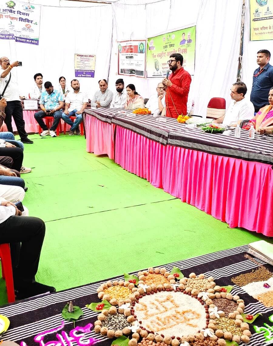 11वें आयुर्वेद दिवस पर जिलेभर में स्वास्थ्य एवं जनजागरूकता कार्यक्रम का हुआ आयोजन
सांसद श्री साहू की उपस्थिति में जिला स्तरीय निःशुल्क आयुर्वेद स्वास्थ्य शिविर सम्पन्न
==========================================================
भारत सरकार के आयुष मंत्रालय एवं आयुष विभाग, मध्यप्रदेश शासन के निर्देशानुसार 11वें आयुर्वेद दिवस के अवसर पर छिंदवाड़ा जिले में विभिन्न आयुष संस्थानों के माध्यम से व्यापक स्वास्थ्य एवं जनजागरूकता गतिविधियों का आयोजन किया गया। वर्ष 2026 के आयुर्वेद दिवस की थीम "स्वस्थ भविष्य के लिए आयुर्वेद” निर्धारित की गई है। भारत सरकार द्वारा प्रतिवर्ष 23 सितंबर को आयुर्वेद दिवस मनाया जाता है।
इस अवसर पर छिंदवाड़ा सांसद श्री विवेक ‘बंटी’ साहू की उपस्थिति में आयुष विंग, जिला चिकित्सालय छिंदवाड़ा में आज जिला स्तरीय निःशुल्क आयुर्वेद स्वास्थ्य शिविर का आयोजन किया गया। कार्यक्रम का आयोजन जिला आयुष अधिकारी डॉ. प्रमिला यावतकर के मार्गदर्शन में तथा आयुर्वेद दिवस के जिला नोडल अधिकारी डॉ. प्रवीण रघुवंशी के समन्वय से संपन्न हुआ। जिले के सभी 76 आयुष संस्थानों में आयुर्वेद दिवस के अवसर पर विशेष स्वास्थ्य एवं जनजागरूकता शिविर आयोजित किए गए। इन शिविरों के माध्यम से आमजन को स्वास्थ्य परीक्षण, चिकित्सकीय परामर्श, आयुष चिकित्सा सेवाएं तथा स्वास्थ्य संरक्षण संबंधी महत्वपूर्ण जानकारियां प्रदान की गईं। जिले के विभिन्न क्षेत्रों में आयोजित कार्यक्रमों में बड़ी संख्या में नागरिकों ने सहभागिता की।
जिला स्तरीय शिविर में 310 रोगियों का हुआ स्वास्थ्य परीक्षण- आयुष विंग, जिला चिकित्सालय छिंदवाड़ा में आयोजित जिला स्तरीय निःशुल्क स्वास्थ्य शिविर में कुल 310 रोगियों का स्वास्थ्य परीक्षण एवं चिकित्सकीय परामर्श प्रदान किया गया। शिविर में नाड़ी परीक्षण, स्वास्थ्य परीक्षण, चिकित्सकीय परामर्श तथा निःशुल्क उपचार की सुविधा उपलब्ध कराई गई। इसके साथ ही 87 बच्चों को स्वर्णप्राशन कराया गया तथा “कुपोषण से सुपोषण” विषय के अंतर्गत बच्चों एवं अभिभावकों को पोषण, संतुलित आहार एवं स्वास्थ्य संरक्षण संबंधी आवश्यक जानकारी दी गई।
आयुर्वेद के प्रति विद्यार्थियों एवं आमजन में जागरूकता बढ़ाने के उद्देश्य से ऑनलाइन आयुर्वेद प्रश्नोत्तरी का भी आयोजन किया गया, जिसमें मध्यप्रदेश के विभिन्न जिलों से 630 प्रतिभागियों ने सहभागिता की।
इस अवसर पर आयुर्वेद चिकित्सकों द्वारा आमजन को दिनचर्या, ऋतुचर्या, संतुलित आहार, योग, व्यायाम, नाड़ी परीक्षण तथा स्वस्थ जीवनशैली के महत्व के संबंध में जानकारी दी गई। चिकित्सकों ने बताया कि वर्तमान समय में जीवनशैली से जुड़ी स्वास्थ्य समस्याओं की रोकथाम के लिए नियमित दिनचर्या, उचित आहार-विहार तथा स्वास्थ्य के प्रति जागरूकता अत्यंत महत्वपूर्ण है।
कार्यक्रम में सिम्स के डीन डॉ. अभय सिन्हा, जिला आयुष अधिकारी डॉ. प्रमिला यावतकर, डॉ. यशवंत कुमार माथुर; डॉ. दिलीप खरे, डॉ. आर.के. सोनी, डॉ. आर.के. जैन, डॉ. विपिन जैन, आरएमओ डॉ. हर्षवर्धन कुड़ापे, डॉ. अशोक नागदेव, डॉ. कृष्णा हरजानी, आयुर्वेद दिवस के जिला नोडल अधिकारी डॉ. प्रवीण रघुवंशी, डॉ. नितिन टेकरे, डॉ. हरीश सतनामी, डॉ. धर्मराज देशमुख, डॉ. कनिका सिंह, डॉ. दर्शना इवनाती, डॉ. नीतू चौधरी, डॉ. दुर्गेश उइके, डॉ. हेमंत दुबे, डॉ. रश्मि नेमा, डॉ. शुभम बोरकर, डॉ. विवेक रघुवंशी, डॉ. स्वप्निल बघेल, डॉ. पवन नेमा, डॉ. रश्मि धुर्वे, डॉ. अंकुश साहू, डॉ. मयंक साहू, डॉ. निधि जैन, डॉ. विद्या कटरे, डॉ. आयुर जैन, डॉ. भानु अहिरवार, डॉ. सुमित सूर्यवंशी एवं डॉ. महेश बन्देवार सहित अन्य चिकित्सक एवं स्वास्थ्यकर्मी उपस्थित थे। शिविर में उपस्थित चिकित्सकों एवं स्वास्थ्यकर्मियों द्वारा नागरिकों का स्वास्थ्य परीक्षण कर आवश्यक चिकित्सकीय परामर्श एवं उपचार प्रदान किया गया।
#आयुर्वेद_दिवस
#procwa #छिन्दवाड़ा
#JansamparkMP
Department of Ayush, Madhya Pradesh
Ministry of Ayush, Government of India
Jansampark Madhya Pradesh