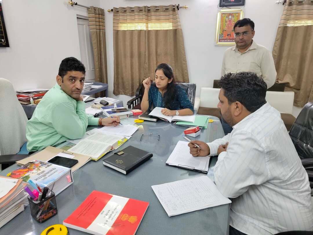 Sangaria Matdaan Maha Abhiyaan
#संगरिया पंचायत समिति में 27 सरपंच व 301 वार्ड पंच पदों का आरक्षण निर्धारण व लाटरी 24 सितंबर को
संगरिया की आवाज़।
#संगरिया_पंचायत समिति की 27 ग्राम पंचायतों के सरपंच पद तथा इन्हीं पंचायतों के 301 वार्ड पंचों के पदों में आरक्षण निर्धारण एवं लाटरी का कार्य 24 सितंबर को उपखंड अधिकारी कार्यालय के सभागार में होगा। इसके लिए बुधवार को दिनभर अधिकारी आरक्षण निर्धारण के लिए तैयारियों को अंतिम रूप देने में जुटे रहे। उपखंड अधिकारी Jai Kaushik ने सभी आमजन को आरक्षण निर्धारण की प्रक्रिया को देखने के लिए 24 सितंबर को प्रातः 10 बजे उपखंड कार्यालय सभागार में आमंत्रित किया है।
स्थानीय स्तर पर तैयारियां:
बुधवार को उपखंड अधिकारी कार्यालय में उपखंड अधिकारी जय कौशिक, तहसीलदार मोनिका बंसल, आईटी टीम के भरत सांवरिया, सुशील बेनीवाल, सांख्यिकी निरीक्षक दिलबाग सिंह, चुनाव शाखा के पंकज गोदारा, रविन्द्र गोदारा सहित कार्मिक दिनभर आरक्षण निर्धारण की तैयारियों में लगे रहे। इसमें आगामी चुनाव के लिए ग्राम पंचायतों की सूची, वार्डों की संख्या, आरक्षण श्रेणियां और लॉटरी प्रक्रिया से जुड़े संवैधानिक प्रावधानों का अध्ययन, सभागार की व्यवस्था, लॉटरी ड्रॉ की तैयारी और जन उपस्थिति के लिए बैठक व्यवस्था को अंतिम रूप दिया गया।
आमजन के लिए खुली प्रक्रिया:
उपखंड अधिकारी जय कौशिक ने स्पष्ट किया है कि आरक्षण निर्धारण की पूरी प्रक्रिया पारदर्शी ढंग से होगी। इसलिए सभी इच्छुक नागरिक, राजनीतिक दल के प्रतिनिधि, पत्रकार 24 सितंबर को प्रातः 10 बजे उपखंड कार्यालय के सभागार में उपस्थित होकर प्रक्रिया के साक्षी बन सकते हैं। आरक्षण लॉटरी पूरी होने के बाद संबंधित ग्राम पंचायतों में सरपंच और वार्ड पंच पदों की श्रेणीवार स्थिति स्पष्ट हो जाएगी।
संगरिया की आवाज़
District Collector & Magistrate - Hanumangarh Government of Rajasthan