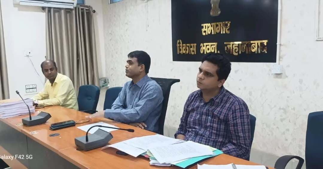 🏠 पात्र परिवारों को आवास योजनाओं का लाभ दिलाने एवं लंबित आवासों को पूर्ण कराने को लेकर समीक्षा।
🔹 उप विकास आयुक्त, जहानाबाद श्री आदित्य कुमार पियूष ने सभी आवास कर्मियों के साथ प्रधानमंत्री आवास योजना–ग्रामीण सहित अन्य ग्रामीण आवास योजनाओं की समीक्षा की।
📱 आवास प्लस ऐप से सर्वेक्षित परिवारों में पात्र लाभुकों को लाभ उपलब्ध कराने संबंधी विभागीय निर्देशों की विस्तृत जानकारी दी गई।
📋 ड्राफ्ट सूची का सितम्बर, 2026 तक ग्राम सभा से अनुमोदन कराकर अपलोड करने तथा अक्टूबर, 2026 तक जिला स्तरीय अपीलीय समिति से अनुमोदन की प्रक्रिया पूर्ण करने के निर्देश दिए गए।
📢 लाभुक चयन में पारदर्शिता के लिए पंचायत के सार्वजनिक स्थानों पर सूची का प्रकाशन एवं दीवार लेखन सुनिश्चित करने का निर्देश दिया गया।
✅ प्रधानमंत्री आवास योजना–ग्रामीण के वित्तीय वर्ष 2024–25 एवं 2025–26, मुख्यमंत्री ग्रामीण आवास योजना तथा मुख्यमंत्री ग्रामीण आवास सहायता योजना के लंबित आवासों को नियमानुसार सहायता राशि का भुगतान कराते हुए पूर्ण कराने पर जोर दिया गया।
#प्रधानमंत्रीआवासयोजना #जहानाबाद
#विकसितभारत_समृद्धबिहार_आदर्शजहानाबाद