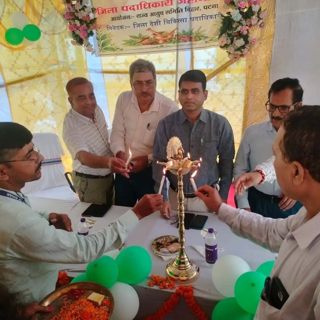 🌿 आयुर्वेद दिवस पर कार्यक्रम आयोजित; आयुर्वेद एवं आधुनिक चिकित्सा के समन्वय पर जोर।
🔹 जिला पदाधिकारी, जहानाबाद श्रीमती छिरिङ वाई भूटिया के निर्देशानुसार आयुष विभाग द्वारा जिला देशी चिकित्सा कार्यालय प्रांगण में आयुर्वेद दिवस का आयोजन किया गया।
🪔 मुख्य अतिथि उप विकास आयुक्त श्री आदित्य कुमार पियूष ने फीता काटकर एवं दीप प्रज्वलित कर कार्यक्रम का उद्घाटन किया।
🌱 उप विकास आयुक्त ने जनस्वास्थ्य के हित में आयुर्वेद एवं आधुनिक चिकित्सा के समन्वय तथा प्रकृति के अनुकूल जीवनशैली अपनाने पर जोर दिया।
📋 जिला देशी चिकित्सा पदाधिकारी डॉ. शिशिर कुमार पाण्डेय ने आयुर्वेद के महत्व एवं इसके विकास की भावी कार्ययोजना की जानकारी दी।
📄 आयुर्वेद को मुख्य चिकित्सा पद्धति बनाए जाने की मांग को लेकर उप विकास आयुक्त को ज्ञापन सौंपा गया।
👥 कार्यक्रम में जिला योजना पदाधिकारी, सिविल सर्जन, स्वास्थ्य विभाग के पदाधिकारी एवं विभिन्न प्रखंडों के चिकित्सक उपस्थित रहे।
#आयुर्वेददिवस #आयुष #जहानाबाद
#विकसितभारत_समृद्धबिहार_आदर्शजहानाबाद