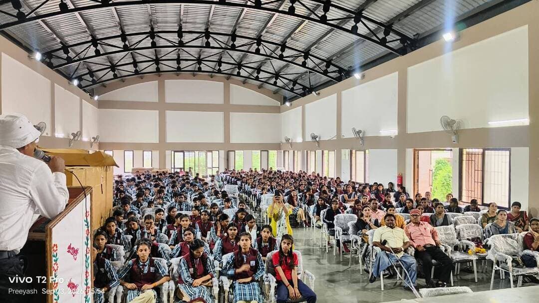 सांदीपनि विद्यालय टेमला में उमंग दिवस का आयोजन
________________
विद्यार्थियों को जीवन कौशल, साइबर सुरक्षा एवं पॉक्सो एक्ट की दी जानकारी
________________
सशक्तिकरण गतिविधियों के माध्यम से विद्यार्थियों को दिया जागरूकता एवं आत्मविश्वास का संदेश
________________
खरगोन 23 सितंबर 2026। सांदीपनि विद्यालय टेमला में उमंग दिवस कार्यक्रम का आयोजन किया गया। कार्यक्रम में विद्यार्थियों को जीवन कौशल, साइबर सुरक्षा, पॉक्सो एक्ट तथा सशक्तिकरण से संबंधित महत्वपूर्ण जानकारी दी गई। कार्यक्रम का उद्देश्य विद्यार्थियों को सुरक्षित, जागरूक एवं आत्मविश्वासी बनाने के साथ उन्हें विभिन्न सामाजिक एवं व्यक्तिगत चुनौतियों से निपटने के लिए आवश्यक जानकारी प्रदान करना रहा।
कार्यक्रम की मुख्य अतिथि उमंग की स्टेट को-ऑर्डिनेटर डॉ. ज्योति सिपणकर रहीं। उन्होंने विद्यार्थियों को उमंग कार्यक्रम के अंतर्गत जीवन कौशल के 10 आयामों की विस्तार से जानकारी देते हुए दैनिक जीवन में इनके महत्व को समझाया। उमंग कार्यक्रम मास्टर ट्रेनर, जिला खरगोन श्री नरेंद्र पंचोले ने उमंग कार्यक्रम की विशेषताओं एवं उद्देश्यों से विद्यार्थियों को अवगत कराया।
पुलिस विभाग से थाना प्रभारी श्रीमती गीता सोलंकी ने विद्यार्थियों को साइबर क्राइम एवं साइबर सुरक्षा के संबंध में जागरूक किया। वहीं श्री अमजद खान एवं श्रीमती लक्ष्मी डावर ने पॉक्सो एक्ट से संबंधित महत्वपूर्ण प्रावधानों की जानकारी देते हुए सुरक्षा एवं जागरूकता के उपाय बताए।
उमंग प्रभारी श्रीमती ललिता पंवार एवं श्रीमती भारती वासुरे ने विद्यालय में संचालित उमंग गतिविधियों की जानकारी दी। विद्यालय में स्थापित उमंग कॉर्नर के माध्यम से विद्यार्थियों को जागरूकता संबंधी सामग्री एवं विभिन्न गतिविधियों से जोड़ा जा रहा है।
सशक्तिकरण गतिविधि के अंतर्गत कक्षा 9वीं के विद्यार्थियों ने नसरीन की कहानी प्रस्तुत की। कहानी के माध्यम से विद्यार्थियों को आत्मविश्वास, जागरूकता एवं सशक्तिकरण का संदेश दिया गया।
कार्यक्रम का संचालन श्री संदीप सांगले एवं श्रीमती भारती वासुरे ने किया। कार्यक्रम के अंत में प्रतिभागी विद्यार्थियों को पुरस्कार एवं प्रमाण-पत्र वितरित किए गए। श्री योगेश गर्दे ने आभार प्रदर्शन किया। आयोजन में विद्यालय के शिक्षक-शिक्षिकाओं एवं विद्यार्थियों की सक्रिय सहभागिता रही।
#JansamparkMP #khargone