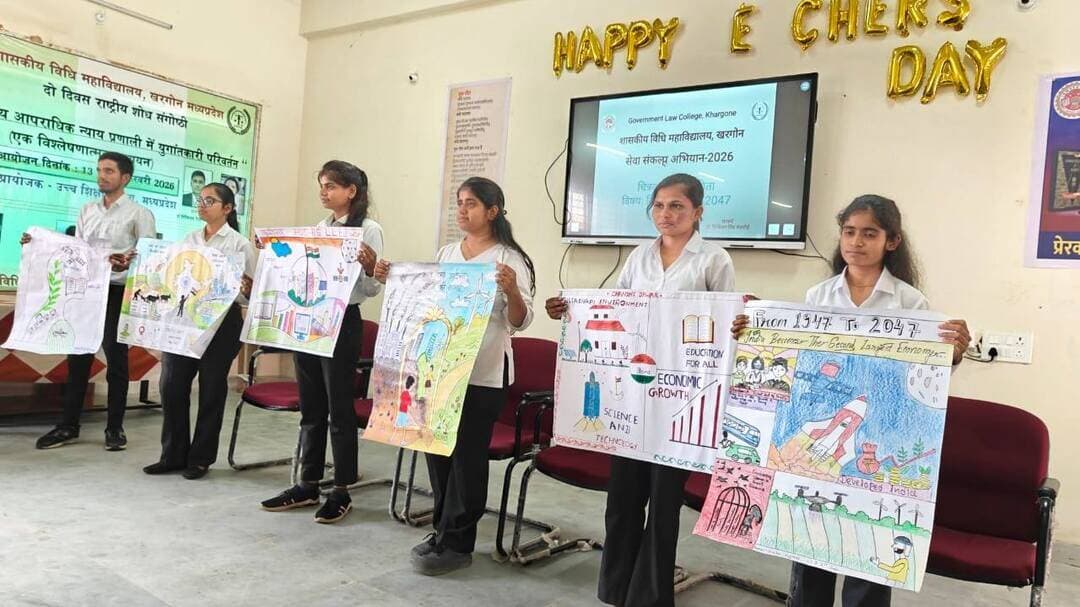 सेवा संकल्प अभियान के अंतर्गत चित्रकला प्रतियोगिता आयोजित
________________
विद्यार्थियों ने चित्रों के माध्यम से रचनात्मकता और राष्ट्र निर्माण का दिया संदेश
________________
अशी कौर भाटिया प्रथम, करीना मंडलोई द्वितीय एवं खुशी सेन तृतीय रहीं
________________
खरगोन 23 सितंबर 2026। शासकीय विधि महाविद्यालय, खरगोन में सेवा संकल्प अभियान 2026 के अंतर्गत चित्रकला प्रतियोगिता का आयोजन किया गया। प्रतियोगिता महाविद्यालय के प्राचार्य डॉ. दिग्विजय सिंह मंडलोई के मार्गदर्शन एवं अध्यक्षता में आयोजित हुई। इसमें महाविद्यालय के विद्यार्थियों ने उत्साहपूर्वक सहभागिता करते हुए अपनी रचनात्मकता एवं कलात्मक प्रतिभा का प्रदर्शन किया।
प्राचार्य डॉ. दिग्विजय सिंह मंडलोई ने विद्यार्थियों की सक्रिय सहभागिता एवं रचनात्मक प्रयासों की सराहना करते हुए कहा कि इस प्रकार की गतिविधियां विद्यार्थियों में सामाजिक सरोकार, रचनात्मकता एवं राष्ट्र निर्माण के प्रति जागरूकता विकसित करने में महत्वपूर्ण भूमिका निभाती हैं।
कार्यक्रम में सेवा संकल्प अभियान की नोडल अधिकारी सुश्री तृप्ति सोनी ने विद्यार्थियों को संबोधित करते हुए ‘विकसित भारत 2047’ के विजन की जानकारी दी। उन्होंने विकसित भारत के विभिन्न महत्वपूर्ण स्तंभों तथा राष्ट्र निर्माण में युवाओं की भूमिका पर प्रकाश डालते हुए विद्यार्थियों को देश के विकास में सक्रिय सहभागिता के लिए प्रेरित किया।
चित्रकला प्रतियोगिता में विद्यार्थियों ने विभिन्न विषयों एवं विचारों को अपनी कला के माध्यम से अभिव्यक्त किया। प्रतियोगिता में अशी कौर भाटिया ने प्रथम, करीना मंडलोई ने द्वितीय एवं खुशी सेन ने तृतीय स्थान प्राप्त किया।
कार्यक्रम का संचालन सुश्री तृप्ति जायसवाल ने किया। इस अवसर पर महाविद्यालय के प्राध्यापकगण श्री चंद्रभान त्रिवेदी, श्री पी.एस. रावत, सुश्री शिवांगी निराले, श्री सत्यम निंगवाल, श्री राजेश बालके, श्री सदाशिव कालमे, श्री महेश कालमे एवं श्री सिद्दिक खान सहित विद्यार्थी उपस्थित रहे।
#JansamparkMP #khargone #सेवा_संकल्प_अभियान