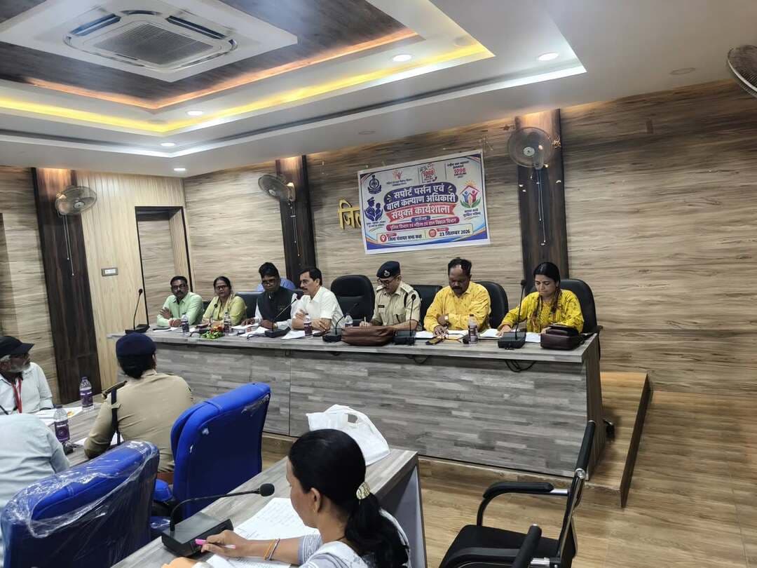 बाल संरक्षण तंत्र को मजबूत करने जिला स्तरीय समीक्षा एवं क्षमता संवर्धन बैठक आयोजित
जिला पंचायत सभाकक्ष में बाल कल्याण पुलिस अधिकारियों, विशेष किशोर पुलिस इकाई एवं इम्पैनल्ड सपोर्ट पर्सन्स के लिए जिला स्तरीय समीक्षा, समन्वय एवं क्षमता संवर्धन बैठक आयोजित की गई। उद्देश्य बाल संरक्षण से जुड़े विभागों में समन्वय सुदृढ़ करना था। बैठक में पुलिस अधीक्षक श्री राजेश रघुवंशी मुख्य अतिथि के रूप में उपस्थित रहे। उन्होंने कहा कि बच्चों की सुरक्षा और सम्मानजनक भविष्य सुनिश्चित करना सामूहिक जिम्मेदारी है। बालिकाओं के पलायन व शिक्षा से वंचित होने जैसे मुद्दों पर पुलिस संवेदनशीलता से कार्य कर रही है।
तकनीकी सत्र में एसजेपीयू की उपनिरीक्षक सुश्री मधु मरावी, सीडब्ल्यूपीओ सुश्री पूजा नाथ, सपोर्ट पर्सन श्रीमती वंदना तेकाम, श्री सत्यनारायण डेहेरिया तथा बाल कल्याण समिति अध्यक्ष श्री गजेन्द्र गुप्ता ने सीएनसीपी बच्चों की पहचान, पॉक्सो प्रकरणों में समन्वय, बाल अनुकूल पुलिसिंग, गुमशुदा बच्चों की एसओपी सहित पीड़ित प्रतिकर योजना पर जानकारी दी। बैठक में समन्वय मजबूत करने, वैधानिक प्रक्रियाओं के प्रभावी क्रियान्वयन और नियमित अनुश्रवण पर सहमति बनी।
Jansampark Madhya Pradesh
CM Madhya Pradesh
#mandla
Department Of Women Child Development, Madhya Pradesh