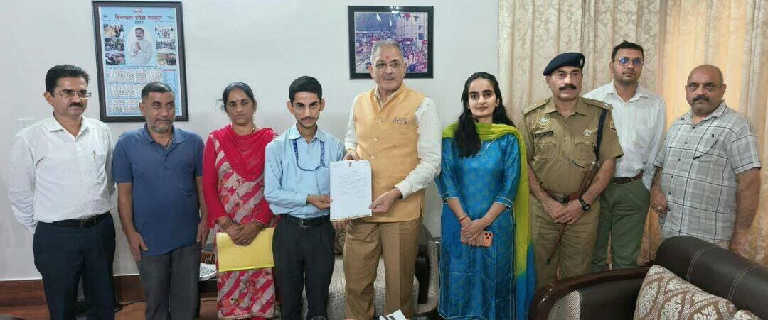 राज्यपाल ने सेना के लिए स्वदेशी ड्रोन तकनीक विकसित करने के लिए सर्वेश शर्मा को किया सम्मानित
युवाओं से नौकरी तलाशने के बजाय रोजगार प्रदाता बनने और प्रधानमंत्री के आत्मनिर्भर एवं विकसित भारत की परिकल्पना को साकार करने में योगदान देने का किया आह्वान
राज्यपाल कविन्द्र गुप्ता ने हमीरपुर के राजकीय बहुतकनीकी संस्थान के छात्र सर्वेश शर्मा को भारतीय सेना के लिए स्वदेशी ‘रुद्र एज टी-1 (स्पेक्ट्रा)’ ड्रोन विकसित करने के लिए रक्षा मंत्रालय से 3.5 करोड़ रुपये की अनुदान राशि प्राप्त करने पर सम्मानित किया।
राज्यपाल ने सर्वेश शर्मा की इस उपलब्धि की सराहना करते हुए कहा कि उनकी यह पहल हिमाचल प्रदेश के युवाओं की प्रतिभा, नवाचार की भावना और तकनीकी क्षमता का परिचायक है। उन्होंने स्वदेशी रक्षा तकनीक के विकास में योगदान देने के लिए सर्वेश शर्मा के समर्पण, दूरदर्शिता और दृढ़ता की प्रशंसा की।
राज्यपाल ने कहा कि इस प्रकार की उपलब्धियां आत्मनिर्भर भारत की भावना को साकार करती हैं तथा रक्षा क्षेत्र में स्वदेशी तकनीकी क्षमताओं के विकास के देश के प्रयासों को गति देती हैं।
कविन्द्र गुप्ता ने सर्वेश शर्मा से संवाद के दौरान ड्रोन की प्रमुख विशेषताओं, इसके विकास के दौरान सामने आई चुनौतियों तथा इस परियोजना को शुरू करने की प्रेरणा के बारे में जानकारी ली। उन्होंने स्वदेशी ड्रोन तकनीक को और अत्याधुनिक बनाने की भविष्य की योजनाओं पर भी चर्चा की।
राज्यपाल ने हिमाचल प्रदेश के युवाओं का आह्वान किया कि वे सर्वेश शर्मा की उपलब्धि से प्रेरणा लेकर नवाचार, अनुसंधान, प्रौद्योगिकी और उद्यमिता के क्षेत्र में समर्पण एवं प्रतिबद्धता के साथ आगे बढ़ें। उन्होंने कहा कि युवाओं को केवल रोजगार पाने तक सीमित नहीं रहना चाहिए, बल्कि रोजगार प्रदाता बनने का लक्ष्य निर्धारित करना चाहिए और प्रधानमंत्री नरेन्द्र मोदी के आत्मनिर्भर एवं विकसित भारत के परिकल्पना को साकार करने में अपना योगदान देना चाहिए।
राज्यपाल ने सर्वेश शर्मा की भविष्य की योजनाओं की सफलता के लिए शुभकामनाएं दीं।
इस अवसर पर उपायुक्त हमीरपुर गंधर्वा राठौर तथा पुलिस अधीक्षक बलबीर सिंह भी उपस्थित थे।
.0.