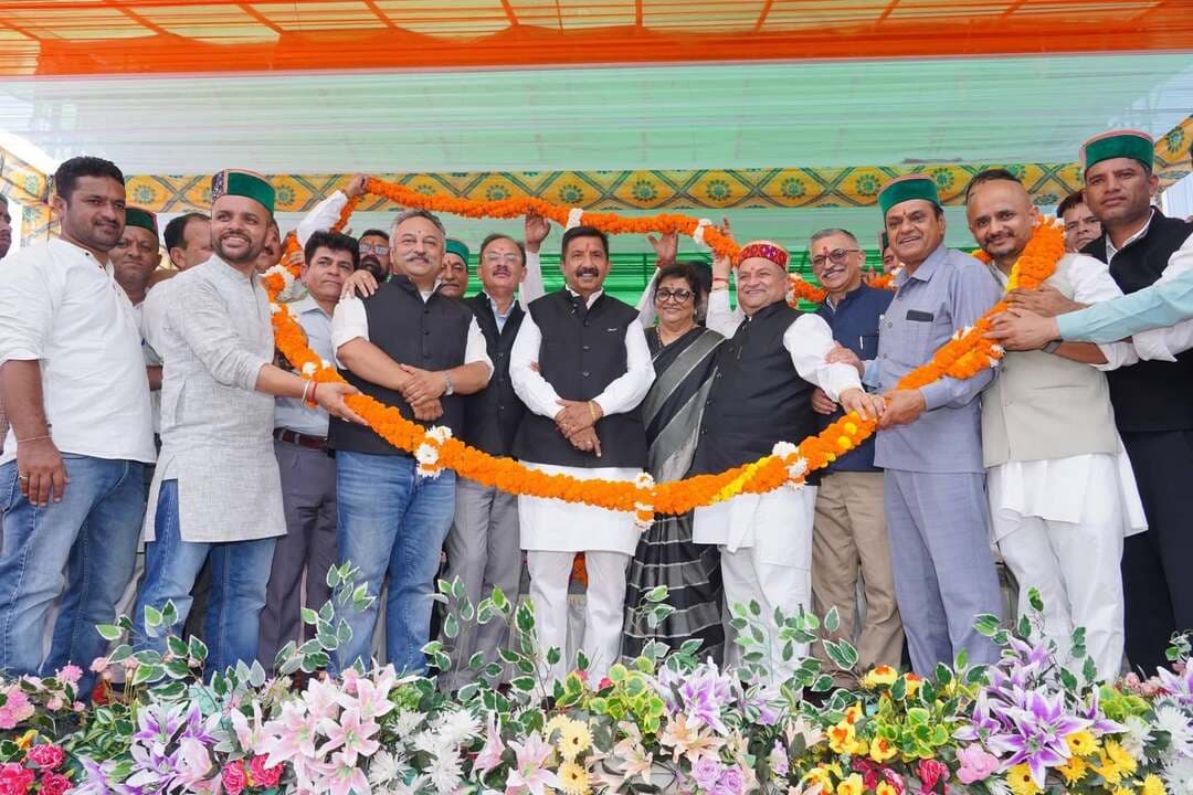 *डॉ. प्रेम सिंह की जयंती एवं पुण्यतिथि पर रेणुका में उमड़ा जनसैलाब*
*उप मुख्यमंत्री मुकेश अग्निहोत्री ने दी श्रद्धांजलि, विभिन्न विकास कार्यों के लोकार्पण व शिलान्यास किए*
रेणुका, 23 सितंबर। पूर्व विधायक एवं पूर्व मुख्य संसदीय सचिव स्वर्गीय डॉ. प्रेम सिंह की 78वीं जयंती एवं 15वीं पुण्यतिथि के अवसर पर रेणुका के माईना बाग में आयोजित श्रद्धांजलि कार्यक्रम में बड़ी संख्या में लोगों ने पहुंचकर उन्हें श्रद्धासुमन अर्पित किए। हिमाचल कांग्रेस प्रभारी एवं पूर्व राज्यसभा सांसद रजनी पाटिल, प्रदेश कांग्रेस कमेटी के अध्यक्ष एवं श्री रेणुका जी विधानसभा के विधायक विनय कुमार, उप मुख्यमंत्री मुकेश अग्निहोत्री, उद्योग मंत्री हर्षवर्धन चौहान, शिक्षा मंत्री रोहित ठाकुर सहित अन्य नेताओं ने डॉ. प्रेम सिंह को श्रद्धांजलि अर्पित की। कार्यक्रम में रेणुका विधानसभा क्षेत्र सहित अन्य क्षेत्रों से भी बड़ी संख्या में लोग उपस्थित रहे। डॉ. प्रेम सिंह छह बार रेणुका विधानसभा क्षेत्र का प्रतिनिधित्व कर चुके थे।
इससे पहले उप मुख्यमंत्री मुकेश अग्निहोत्री ने 70 लाख रुपये की लागत से जल शक्ति विभाग के कनिष्ठ अभियंता कार्यालय एवं आवास पिपलीघाट के नवीनीकरण कार्य, जल जीवन मिशन के तहत 1.12 करोड़ रुपये की लागत से ग्राम पंचायत चाड़ना के विभिन्न गांवों के लिए निर्मित उठाऊ पेयजल योजना तथा 2.12 करोड़ रुपये की लागत से ग्राम सांगना, सताहन और साथ लगते गांवों के लिए निर्मित प्रवाह पेयजल योजना का लोकार्पण किया। उन्होंने नौहराधार में एक करोड़ रुपए से बनने वाले बस अड्डे का शिलान्यास भी किया।
*डॉ. प्रेम सिंह के प्रति लोगों का सम्मान उनकी मौजूदगी से जाहिर: रजनी पाटिल*
कार्यक्रम को संबोधित करते हुए हिमाचल कांग्रेस प्रभारी रजनी पाटिल ने डॉ. प्रेम सिंह की जयंती एवं पुण्यतिथि पर उन्हें श्रद्धासुमन अर्पित किए। उन्होंने बड़ी संख्या में लोगों की उपस्थिति का उल्लेख करते हुए कहा कि इससे डॉ. प्रेम सिंह के प्रति लोगों के सम्मान का पता चलता है। उन्होंने कहा कि जो लोग कांग्रेस पार्टी के प्रति निष्ठा के साथ कार्य करते हैं, पार्टी उन्हें सम्मान और उचित स्थान देती है। उन्होंने पार्टी कार्यकर्ताओं से एकजुट होकर एक सुर में काम करने का आह्वान किया।
*2027 में कांग्रेस फिर बनाएगी सरकार: विनय कुमार*
प्रदेश कांग्रेस कमेटी के अध्यक्ष एवं रेणुका विधायक विनय कुमार ने कहा कि 2027 में कांग्रेस फिर से सरकार बनाएगी। उन्होंने दावा किया कि सिरमौर से कांग्रेस के सभी प्रत्याशी दोबारा जीत हासिल करेंगे। उन्होंने रेणुका विधानसभा क्षेत्र में विभिन्न विकास कार्यों के लोकार्पण एवं शिलान्यास के लिए उप मुख्यमंत्री मुकेश अग्निहोत्री का आभार व्यक्त किया।
*तप से बनते हैं नेता, नेतृत्व को मजबूत रखना जरूरी: मुकेश अग्निहोत्री*
उप मुख्यमंत्री मुकेश अग्निहोत्री ने डॉ. प्रेम सिंह को श्रद्धांजलि अर्पित करते हुए कहा कि नेता फैक्ट्रियों में नहीं, बल्कि तप और संघर्ष से बनते हैं। उन्होंने कहा कि नेतृत्व को मजबूत रखकर ही क्षेत्र के विकास को आगे बढ़ाया जा सकता है।
मुकेश अग्निहोत्री ने कहा कि उन्होंने पहले ही कहा था कि एक दिन विनय कुमार बहुत बड़े नेता बनेंगे और आज वह हिमाचल कांग्रेस के प्रदेश अध्यक्ष की जिम्मेदारी संभाल रहे हैं। उन्होंने कहा कि सिरमौर की धरती ने प्रदेश को डॉ. वाईएस परमार जैसा नेतृत्व दिया। उन्होंने कहा कि सिरमौर में आज भी मजबूत नेतृत्व मौजूद है और हर्षवर्धन चौहान, विनय कुमार तथा अजय सोलंकी लंबी राजनीतिक पारी के लिए तैयार नेता हैं।
उन्होंने कहा कि कांग्रेस सरकार ने सत्ता में आने के बाद कर्मचारियों के लिए पुरानी पेंशन योजना लागू कर उनका बुढ़ापा सुरक्षित किया। उन्होंने कहा कि प्रदेश सरकार अगले माह से 2.50 लाख महिलाओं को 1500 रुपये की आर्थिक सहायता देने जा रही है, जिन महिलाओं को किसी अन्य योजना का लाभ नहीं मिल रहा है।
उप मुख्यमंत्री ने कहा कि हिमाचल प्रदेश के अधिकारों की लड़ाई प्रदेश सरकार सुप्रीम कोर्ट में लड़ रही है। उन्होंने कहा कि केंद्र सरकार द्वारा प्रदेश के अधिकारों को रोके जाने के बावजूद राज्य सरकार अपने अधिकारों को प्राप्त करने के लिए लगातार प्रयास कर रही है। उन्होंने कहा कि विनय कुमार ने आज माईना में बड़ी संख्या में लोगों को जुटाकर अपनी मजबूत जनाधार का परिचय दिया है।
*सिरमौर को प्रदेश का सिरमौर बनाना है: हर्षवर्धन चौहान*
उद्योग मंत्री हर्षवर्धन चौहान ने कहा कि सिरमौर हमेशा कांग्रेस का मजबूत क्षेत्र रहा है और यह जिला प्रतिभाओं से भरा हुआ है। उन्होंने कहा कि सिरमौर को प्रदेश का सिरमौर बनाना है। उन्होंने कहा कि कांग्रेस के नेता जनता की सेवा के लिए राजनीति में हैं और पार्टी का संगठन मजबूत है। उन्होंने कार्यकर्ताओं से कांग्रेस सरकार को दोबारा सत्ता में लाने के लिए एकजुट होकर काम करने का आह्वान किया।
*डॉ. प्रेम सिंह के योगदान को आगे बढ़ा रहे विनय कुमार: रोहित ठाकुर*
शिक्षा मंत्री रोहित ठाकुर ने कहा कि डॉ. प्रेम सिंह ने छह बार रेणुका विधानसभा क्षेत्र का प्रतिनिधित्व किया। आज उनके सुपुत्र विनय कुमार क्षेत्र का प्रतिनिधित्व कर रहे हैं और विधानसभा में विकास को आगे बढ़ा रहे हैं।
इस अवसर पर नाहन के विधायक अजय सोलंकी, सिरमौर जिला प्रभारी धर्मेंद्र धामी, महासचिव विनोद छिंटा, जिला कांग्रेस कमेटी अध्यक्ष आनंद परमार, ब्लॉक कांग्रेस कमेटी रेणुका अध्यक्ष तपेंद्र चौहान, उपायुक्त प्रियंका वर्मा, पुलिस अधीक्षक एनएस नेगी सहित कांग्रेस के विभिन्न फ्रंटल संगठनों के पदाधिकारी एवं सदस्य, पंचायत प्रतिनिधि, विभिन्न विभागों के अधिकारी-कर्मचारी तथा बड़ी संख्या में लोग उपस्थित रहे।