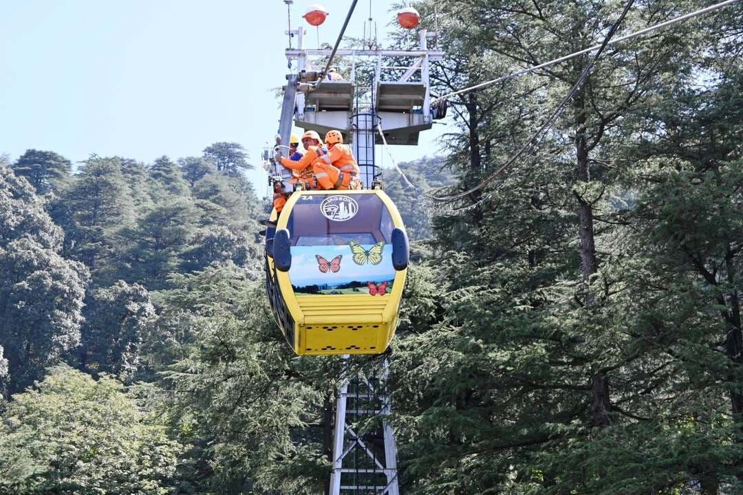 *आपदा से निपटने की तैयारियों व पर्यटकों की सुरक्षा सुनिश्चित करने के उद्देश्य से जाखू रोपवे पर मॉक ड्रिल आयोजित*
जिला आपदा प्रबंधन प्राधिकरण (डीडीएमए) ने आज शिमला के जाखू रोपवे पर एक व्यापक मॉक ड्रिल का आयोजन किया जिसकी अध्यक्षता जिला राजस्व अधिकारी शिवानी भारद्वाज ने की । यह मॉक ड्रिल राष्ट्रीय आपदा प्रतिक्रिया बल (एनडीआरएफ), लोक निर्माण विभाग (पीडब्ल्यूडी), स्वास्थ्य विभाग और अन्य संबंधित विभागों और आपातकालीन प्रतिक्रिया एजेंसियों सहित विभिन्न हितधारक विभागों और एजेंसियों के समन्वय से आयोजित की गई । मॉक ड्रिल रोपवे का उपयोग करने वाले पर्यटकों, यात्रियों और आम जनता की सुरक्षा सुनिश्चित करने के लिए चल रही तैयारियों और एहतियाती उपायों का हिस्सा है।
इस अवसर पर जिला राजस्व अधिकारी शिवानी भारद्वाज ने बताया कि इस अभ्यास का उद्देश्य रोपवे से जुड़ी किसी आपात स्थिति, विशेष रूप से यात्रियों को निकालने और बचाने की आवश्यकता वाली स्थिति में, सभी एजेंसियों की तैयारी, समन्वय और प्रतिक्रिया तंत्र का आकलन करना था। उन्होंने कहा कि ऐसे अभ्यासों से कमियों की पहचान करने, संचार और समन्वय प्रणालियों का परीक्षण करने और प्रभावी आपातकालीन प्रतिक्रिया के लिए मानक संचालन प्रक्रियाओं को और मजबूत करने का अवसर भी मिलता है। उन्होंने कहा कि इस मॉक ड्रिल का उद्देश्य संबंधित विभागों के कर्मियों को रोपवे से संबंधित आपात स्थिति के दौरान उनकी विशिष्ट भूमिकाओं और जिम्मेदारियों से परिचित कराना भी था, ताकि वास्तविक घटना के दौरान समन्वित और समय पर प्रतिक्रिया सुनिश्चित की जा सके।
मॉक ड्रिल के दौरान, भाग लेने वाली टीमों की प्रतिक्रिया का आकलन करने के लिए एक आपातकालीन स्थिति बनाई गई तथा बचाव और निकासी प्रक्रियाओं का प्रदर्शन किया गया । राष्ट्रीय आपदा प्रतिक्रिया बल (एनडीआरएफ) की टीम को सूचना दी गयी कि रोपवे बीच में बंद होने के कारण दो पर्यटक रोपवे में फंस गये हैं जिन्हें बाहर निकालना अति आवश्यक है ताकि जान-माल की क्षति से बचा जा सके। राष्ट्रीय आपदा प्रतिक्रिया बल की छः सदस्यीय टीम ने त्वरित कार्रवाई करते हुए लगभग 200 मीटर दूर रोपवे कि ट्रॉली से अंदर फसे दोनों पर्यटकों को सुरक्षित बहार निकाला।
गौरतलब है कि एहतियाती और तैयारी उपायों के तहत इस तरह का मॉक ड्रिल साल में दो बार आयोजित किया जाता है, जिसका उद्देश्य जाखू रोपवे से जुड़े आपातकालीन प्रतिक्रिया तंत्र को लगातार मजबूत करना है। इस तरह के नियमित अभ्यास अधिकारियों को तैयारी के स्तर का मूल्यांकन करने, अंतर-विभागीय समन्वय में सुधार करने और बचाव एवं निकासी व्यवस्था को प्रभावी बनाए रखने में मदद करते हैं।
जगसन कंपनी द्वारा संचालित जाखू रोपवे के प्रबंधक मदन शर्मा ने बताया कि रोपवे का सारा सिस्टम बिजली के साथ-साथ जेनसेट पर भी संचालित है जैसे ही बिजली जाती है रोपवे सिस्टम ओटोमैटिक जेनसेट पर शिफ्ट हो जाता है।
इस मौके पर डिप्टी कमांडेंट एवं राष्ट्रीय आपदा प्रतिक्रिया बल (एनडीआरएफ) टीम प्रभारी संजीव कुमार, इंस्पेक्टर संदीप कुमार, जिला आपदा प्रबंधन प्राधिकरण (डीडीएमए) एवं जिला प्रशासन के अधिकारियों सहित विभिन्न विभागों के अधिकारीगण उपस्थित रहे।
-०-