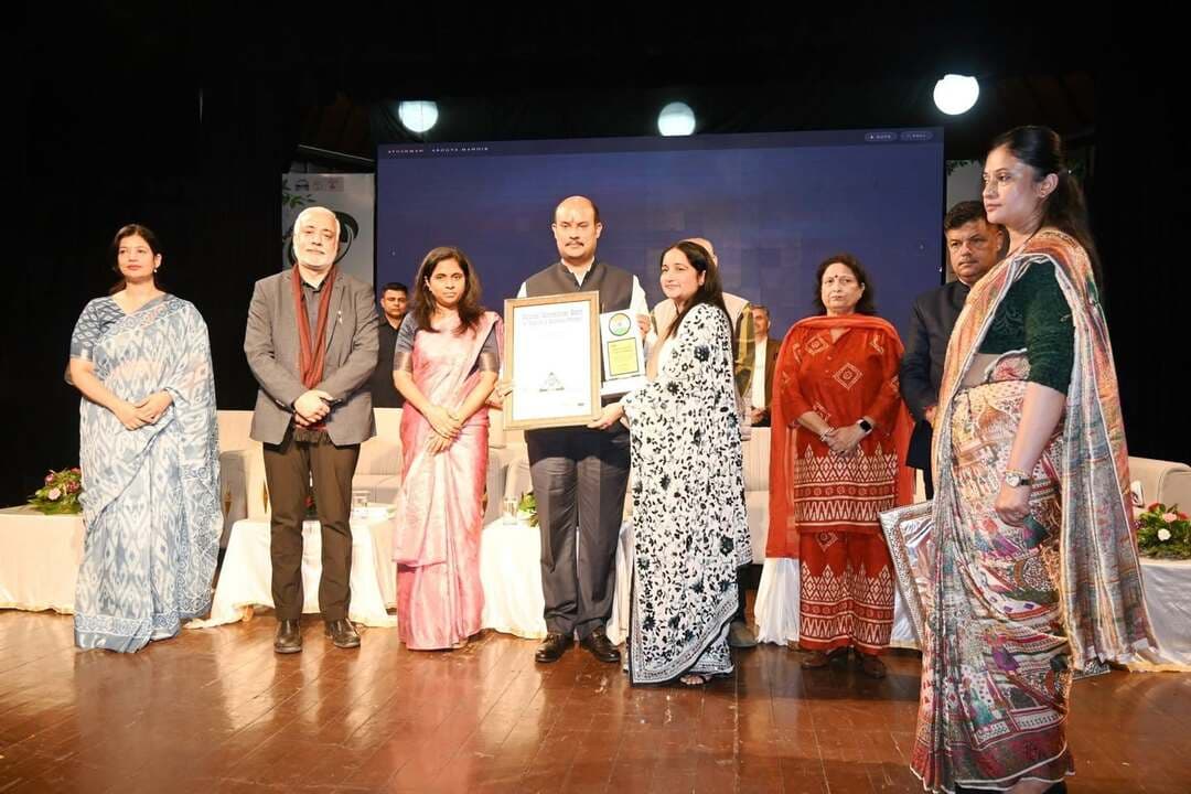 हिमाचल में एम्स आयुर्वेद की स्थापना के लिए प्रयास
11वें राष्ट्रीय आयुर्वेद दिवस पर हिमाचल में आयुर्वेद को सुदृढ़ करने पर जोर
आयुष मंत्री ने कहा- पारंपरिक चिकित्सा के साथ आधुनिक स्वास्थ्य एवं वेलनेस तंत्र को मजबूत करना सरकार की प्राथमिकता
आयुष मंत्री यादविंद्र गोमा ने कहा कि प्रदेश में एम्स आयुर्वेद की स्थापना के प्रयास किये जायेंगे ताकि आयुर्वेद पद्धति को बढ़ावा दिया जा सके।
यादविंद्र गोमा आज ऐतिहासिक गेयटी थियेटर, शिमला में 11वें राष्ट्रीय आयुर्वेद दिवस पर आयोजित राज्य स्तरीय समारोह की अध्यक्षता कर रहे थे। इस वर्ष राष्ट्रीय आयुर्वेद दिवस का विषय “स्वस्थ भविष्य के लिए आयुर्वेद” रहा।
आयुष मंत्री ने बताया कि केंद्र सरकार की ओर से एम्स आयुर्वेद की स्थापना के लिए प्रस्ताव आमंत्रित किए गए हैं, जिसमें हिमाचल प्रदेश का नाम शीर्ष पांच प्रस्तावित राज्यों में शामिल किया गया है। प्रदेश सरकार द्वारा इसके लिए लगभग 70 एकड़ भूमि उपलब्ध करवाने की स्वीकृति प्रदान की गई है। लगभग 1000 करोड़ रुपये की प्रस्तावित परियोजना में करीब 300 करोड़ रुपये की स्वीकृति मुख्यमंत्री के निर्देशानुसार कैबिनेट के माध्यम से प्रदान की गई है।
एम्स आयुर्वेद की स्थापना के लिए हमीरपुर जिला के नादौन क्षेत्र के धनेटा में भूमि उपलब्ध करवाने का प्रस्ताव भेजा गया है। केंद्र सरकार से प्रस्ताव स्वीकृत होने के बाद प्रदेश में आयुर्वेद चिकित्सा के क्षेत्र में एक महत्वपूर्ण संस्थान स्थापित होने की उम्मीद है।
आयुष मंत्री ने कहा कि प्रदेश सरकार आयुष को राज्य की स्वास्थ्य व्यवस्था के एक महत्वपूर्ण घटक के रूप में सुदृढ़ करने के लिए प्रतिबद्ध है। सरकार का प्रयास है कि आयुर्वेद सहित विभिन्न आयुष पद्धतियों की पारंपरिक ज्ञान-परंपरा और उपयोगी उपचार पद्धतियों का संरक्षण एवं संवर्धन करते हुए इन्हें गुणवत्तापूर्ण स्वास्थ्य सेवाओं के साथ जोड़ा जाए।
उन्होंने कहा कि राज्य सरकार ने वर्ष 2026-27 के बजट में आयुष क्षेत्र के लिए 379 करोड़ रुपये का प्रावधान किया है, जबकि राष्ट्रीय आयुष मिशन के अंतर्गत 60 करोड़ रुपये उपलब्ध करवाए गए हैं। यह प्रावधान प्रदेश में आयुष अधोसंरचना, स्वास्थ्य सेवाओं तथा मानव संसाधन को सुदृढ़ करने के प्रति सरकार की प्रतिबद्धता को दर्शाता है। उन्होंने कहा की प्रदेश में आयुर्वेदा को संस्थागत ढंग से विकसित किया जा रहा है ताकि प्रदेश में पर्यटक यहाँ की सुंदरता के साथ-साथ आर्युवेद से होने वाले फायदों से भी परिचित हो सकें और हिमाचल की जड़ी बूटियों से बनने वाली औषधियों का ज्ञान प्राप्त कर सकें।
धनैटा में प्रस्तावित अखिल भारतीय आयुर्वेद संस्थान के लिए प्रदेश सरकार ने पूरी की अपनी प्रतिबद्धताएं
आयुष मंत्री ने कहा कि हमीरपुर जिले के नादौन क्षेत्र के धनैटा में अखिल भारतीय आयुर्वेद संस्थान (AIIA) स्थापित करने का प्रस्ताव प्रदेश सरकार ने केंद्र सरकार के समक्ष रखा है। प्रस्तावित करीब 1,000 करोड़ रुपये की परियोजना के लिए राज्य सरकार ने 300 करोड़ रुपये की अपनी हिस्सेदारी देने की प्रतिबद्धता जताई है। इसके अतिरिक्त संस्थान के लिए लगभग 70 एकड़ भूमि तथा आवश्यक अधोसंरचना एवं अन्य सुविधाएं उपलब्ध करवाने की भी प्रतिबद्धता प्रदेश सरकार ने पूरी की है।
उन्होंने कहा कि प्रदेश सरकार की ओर से प्रस्ताव से संबंधित आवश्यक प्रतिबद्धताएं पूरी कर दी गई हैं और अब संस्थान की स्थापना का निर्णय भारत सरकार के स्तर पर होना है। उन्होंने उम्मीद जताई कि प्रस्ताव को सकारात्मक रूप से मंजूरी मिलेगी, जिससे हिमाचल प्रदेश में आयुर्वेद शिक्षा, अनुसंधान, विशेषज्ञ स्वास्थ्य सेवाओं तथा नवाचार को नई गति मिलेगी।
प्रदेश में करीब 1,241 आयुष संस्थानों का नेटवर्क
आयुष मंत्री ने कहा कि प्रदेश में लगभग 1,241 आयुष संस्थानों का व्यापक नेटवर्क कार्यरत है। सरकार द्वारा राज्य के सभी क्षेत्रों में आयुष सेवाओं की पहुंच, गुणवत्ता और उपयोगिता को और बेहतर बनाने के लिए निरंतर प्रयास किए जा रहे हैं।
उन्होंने कहा कि पंचकर्म, योग तथा विभिन्न विशिष्ट आयुर्वेदिक उपचार पद्धतियों का महत्व लगातार बढ़ रहा है। ये सेवाएं न केवल स्वास्थ्य एवं निवारक चिकित्सा के क्षेत्र में महत्वपूर्ण भूमिका निभा रही हैं, बल्कि प्रदेश के युवाओं के लिए रोजगार एवं आजीविका के नए अवसर भी सृजित कर सकती हैं।
आयुष मंत्री ने कहा कि हिमाचल प्रदेश में प्राकृतिक वातावरण, समृद्ध औषधीय पादप संसाधनों और पारंपरिक ज्ञान की उपलब्धता के कारण राज्य को आयुष आधारित वेलनेस, निवारक स्वास्थ्य सेवाओं तथा वेलनेस पर्यटन के महत्वपूर्ण केंद्र के रूप में विकसित करने की व्यापक संभावनाएं हैं।
14 आयुर्वेदिक अस्पतालों में पंचकर्म तकनीशियन प्रशिक्षण
उन्होंने कहा कि प्रदेश में युवाओं के कौशल विकास पर भी विशेष ध्यान दिया जा रहा है। इसी कड़ी में 14 आयुर्वेदिक अस्पतालों में एक वर्षीय पंचकर्म तकनीशियन प्रशिक्षण कार्यक्रम संचालित किया जा रहा है, जिसके माध्यम से लगभग 250 युवाओं को प्रशिक्षण प्रदान किया जा रहा है। प्रशिक्षित युवाओं को अस्पतालों, वेलनेस सेंटरों तथा पर्यटन एवं वेलनेस क्षेत्र में रोजगार के अवसर उपलब्ध हो सकेंगे।
उन्होंने आयुष उत्पादों की गुणवत्ता, मानकीकरण और नवाचार पर भी बल दिया। उन्होंने हिमोशधाम जैसी पहल का स्वागत करते हुए कहा कि ऐसे प्रयास हिमाचल प्रदेश के आयुर्वेदिक उत्पादों को विशिष्ट पहचान दिलाने के साथ-साथ पारंपरिक ज्ञान, गुणवत्तापूर्ण उत्पादन, औषधीय पौधों की खेती तथा उभरती वेलनेस अर्थव्यवस्था के बीच मजबूत संबंध स्थापित करने में सहायक होंगे।
आयुष मंत्री ने आयुष क्षेत्र से जुड़े चिकित्सकों एवं अन्य पेशेवरों का आह्वान किया कि वे पूरी निष्ठा एवं समर्पण के साथ अपनी जिम्मेदारियों का निर्वहन करें तथा जन विश्वास को बनाए रखते हुए समाज के प्रत्येक वर्ग तक गुणवत्तापूर्ण आयुष सेवाओं की पहुंच सुनिश्चित करने में योगदान दें।
रिज मैदान पर तीन दिवसीय प्रदर्शनी में आयुर्वेद की विशिष्ट विधाओं का प्रदर्शन
राष्ट्रीय आयुर्वेद दिवस के अवसर पर आयुष विभाग द्वारा शिमला के रिज मैदान पर 23 से 25 सितंबर, 2026 तक तीन दिवसीय प्रदर्शनी का आयोजन किया जा रहा है जोकि तीनो दिन आम जनता के लिए खुली रहेगी।। प्रदर्शनी में आयुर्वेद की “विशिष्ट विधाओं” को प्रदर्शित किया गया है।
प्रदर्शनी का उद्देश्य आयुर्वेद को केवल उपचार पद्धति के रूप में नहीं, बल्कि स्वास्थ्य संरक्षण, रोग निवारण, जीवनशैली, आहार और समग्र स्वास्थ्य एवं कल्याण की व्यापक पद्धति के रूप में जनसामान्य तक पहुंचाना है।
प्रदर्शनी में मर्म चिकित्सा, अग्निकर्म, रक्तमोक्षण एवं जलौका अवचारण, नाड़ी परीक्षण, प्रकृति परीक्षण, पंचकर्म, योग, आहार-विहार एवं आयुर्वेदिक जीवनशैली, आयुर्वेदिक आहार, हिमोशधाम एवं इसके आयुर्वेदिक उत्पाद तथा हर्बल गार्डन एवं औषधीय पौधों को प्रदर्शित किया गया है।
प्रदर्शनी में आमजन को आयुष विशेषज्ञों एवं चिकित्सकों के साथ संवाद करने तथा विभिन्न आयुर्वेदिक पद्धतियों के सिद्धांत एवं उपयोग को समझने का अवसर मिल रहा है। प्रदर्शनी में विशेष रूप से आहार, जीवनशैली, निवारक स्वास्थ्य और समग्र स्वास्थ्य के माध्यम से दैनिक जीवन में आयुर्वेद की प्रासंगिकता को दर्शाया जा रहा है।
जनभागीदारी को बढ़ावा देने के लिए दो विशेष सेल्फी प्वाइंट भी स्थापित किए गए हैं। इसके अलावा आगंतुकों के लिए सार्वजनिक संकल्प कार्यक्रम आयोजित किया जा रहा है, जिसके माध्यम से लोग आयुर्वेदिक सिद्धांतों एवं स्वस्थ जीवनशैली को अपने दैनिक जीवन में अपनाने का संकल्प ले रहे हैं।
आयुष सेवाओं के उपयोग में उल्लेखनीय वृद्धि
सचिव आयुष ए. शैनामोल ने विभाग की उपलब्धियों पर प्रकाश डालते हुए कहा कि प्रदेश में आयुष सेवाओं का बढ़ता उपयोग राज्य में आयुष नेटवर्क के विस्तार और लोगों की आयुष स्वास्थ्य सेवाओं के प्रति बढ़ती सहभागिता को दर्शाता है।
उन्होंने बताया कि प्रदेश में आयुष ओपीडी में उपचार लेने वाले मरीजों की संख्या वर्ष 2021-22 में लगभग 25.30 लाख से बढ़कर वर्ष 2025-26 में 36.94 लाख हो गई है। इसी अवधि में आयुर्वेदिक अस्पतालों में भर्ती मरीजों की संख्या भी लगभग 3.56 लाख से बढ़कर 6.74 लाख हुई है।
उन्होंने कहा कि प्रदेश में पंचकर्म, क्षारसूत्र, मर्म चिकित्सा, अग्निकर्म तथा जलौका चिकित्सा जैसी विशिष्ट सेवाओं का भी विस्तार किया जा रहा है। गुणवत्ता सुधार के क्षेत्र में किए गए प्रयासों के परिणामस्वरूप 123 आयुष्मान आरोग्य मंदिरों को NABH मान्यता प्राप्त हुई है।
उन्होंने विभाग की प्रमुख पहलों में हिमोशधाम, मातृ संजीवनी प्रसवोत्तर देखभाल पहल तथा पंचकर्म तकनीशियन प्रशिक्षण कार्यक्रम का भी उल्लेख किया।
आयुष विभाग की गतिविधियों और उपलब्धियों पर आधारित डॉक्यूमेंट्री प्रदर्शित
निदेशक आयुष रोहित जम्वाल ने स्वागत संबोधन में आयुष मंत्री सहित सभी गणमान्य व्यक्तियों, प्रतिभागियों एवं हितधारकों का स्वागत किया। उन्होंने कहा कि विभाग द्वारा पिछले एक वर्ष के दौरान प्रदेश में आयुष अधोसंरचना, स्वास्थ्य सेवाओं, विशिष्ट उपचार पद्धतियों, मानव संसाधन तथा जन जागरूकता गतिविधियों को सुदृढ़ करने के लिए अनेक कदम उठाए गए हैं।
उन्होंने कहा कि इस वर्ष आयुर्वेद दिवस समारोहों में जनभागीदारी पर विशेष जोर दिया गया है। रिज मैदान पर आयोजित प्रदर्शनी के माध्यम से आम नागरिकों को आयुर्वेद के विभिन्न आयामों को प्रत्यक्ष रूप से समझने और जानने का अवसर मिल रहा है।
उन्होंने कहा कि “स्वस्थ भविष्य के लिए आयुर्वेद” विषय पारंपरिक ज्ञान को समकालीन स्वास्थ्य सेवाओं, निवारक स्वास्थ्य, वेलनेस और स्वस्थ जीवन शैली के साथ जोड़ने के विभाग के प्रयासों को प्रतिबिंबित करता है।
राज्य स्तरीय समारोह के दौरान हिमोशधाम वेलनेस पैक तथा आयुष विभाग की नई वेबसाइट का शुभारंभ किया गया। इस अवसर पर स्मारिका का विमोचन तथा विभाग की गतिविधियों एवं उपलब्धियों पर आधारित डॉक्यूमेंट्री का प्रदर्शन भी किया गया।
समारोह में NABH से मान्यता प्राप्त आयुष्मान आरोग्य मंदिरों, मान्यता प्राप्त नर्सरी संचालकों तथा प्रगतिशील किसानों को सम्मानित किया गया। इसके अलावा औषधीय पौधों की खेती और आयुष उद्योग के बीच बेहतर समन्वय स्थापित करने के उद्देश्य से किसानों एवं उद्योग प्रतिनिधियों के बीच एमओयू हस्ताक्षर समारोह भी आयोजित किया गया।
विभाग ने आयुष स्वास्थ्य सेवाओं के नेटवर्क को और मजबूत करने, विशिष्ट सेवाओं का विस्तार करने, कुशल मानव संसाधन विकसित करने, निवारक स्वास्थ्य एवं स्वस्थ जीवनशैली को बढ़ावा देने तथा प्रदेश के समृद्ध औषधीय पादप संसाधनों, पारंपरिक ज्ञान और वेलनेस की संभावनाओं का प्रभावी उपयोग कर स्वस्थ भविष्य के निर्माण के प्रति अपनी प्रतिबद्धता दोहराई।
-०-