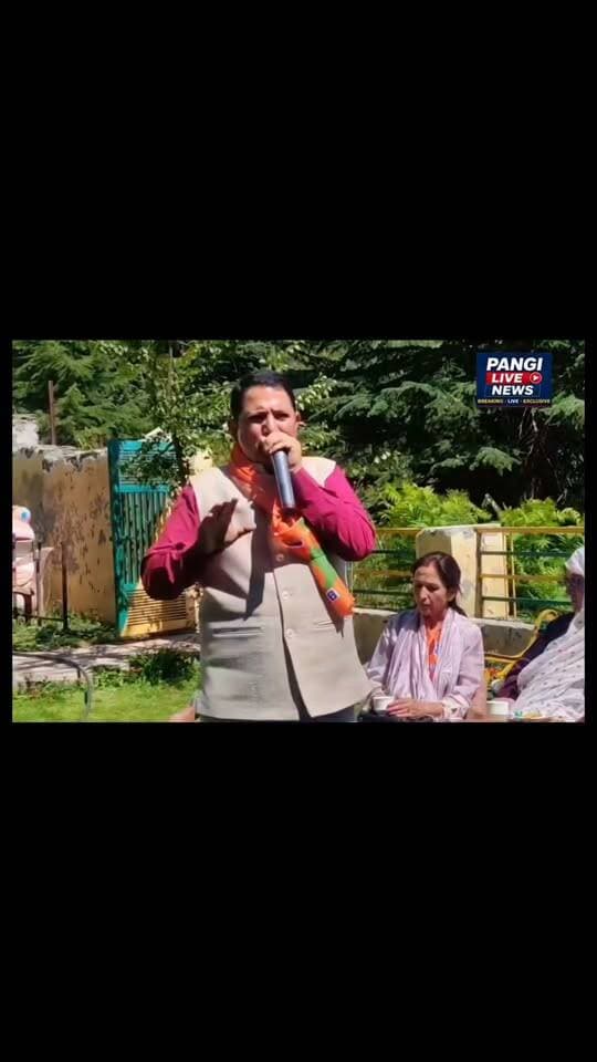 डॉ. जनक राज पर हाकम राणा का तीखा हमला, बोले—“राजनीति का अता-पता नहीं, थोपे हुए आदमी नहीं चाहिए”
हमारी भूल थी जो उन्हें जिताया
पांगी 23 सितम्बर
पांगी घाटी की सियासत में इन दिनों बयानबाजी तेज होती नजर आ रही है। भाजपा के पूर्व जिला परिषद उपाध्यक्ष हाकम राणा ने विधायक डॉ. जनक राज को लेकर तीखी टिप्पणी की है।
हाकम राणा ने कहा कि क्षेत्र की राजनीति और जनता की भावनाओं को समझने वाले नेताओं की जरूरत है। उन्होंने डॉ. जनक राज पर निशाना साधते हुए कथित तौर पर कहा कि जिन्हें राजनीति का “अता-पता नहीं” है, ऐसे लोगों को जनता पर थोपना उचित नहीं है।
उन्होंने कहा कि पांगी की जनता अपने क्षेत्र के मुद्दों और समस्याओं को समझने वाले नेतृत्व की अपेक्षा रखती है। उनका कहना है कि पार्टी संगठन को भी कार्यकर्ताओं और जनता की भावनाओं को ध्यान में रखकर निर्णय लेना चाहिए।
हाकम राणा की इस टिप्पणी के बाद पांगी भाजपा की अंदरूनी सियासत को लेकर चर्चाएं तेज हो गई हैं। हालांकि, डॉ. जनक राज की ओर से इस टिप्पणी पर अभी कोई प्रतिक्रिया सामने नहीं आई है।
नोट: खबर में हाकम राणा के कथन को उनके बयान के रूप में प्रस्तुत किया गया है। डॉ. जनक राज का पक्ष सामने आने पर उसे भी प्रमुखता से प्रकाशित किया जाना चाहिए।
#Pangi #PangiPolitics #HakamRana #DrJanakRaj #PangiNews #HimachalPolitics #BJP #PangiLiveNews #पांगीकीसियासत #हिमाचलप्रदेश #राजनीति #राजनीतिकखबर #जनताकीआवाज