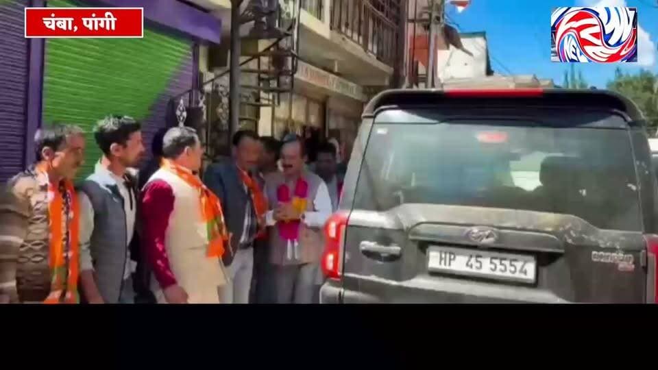 पांगी में जिया लाल कपूर के स्वागत से गरमाई सियासत
भाजपा के तीन चेहरों के बीच बढ़ी हलचल, 2027 की टिकट को लेकर चर्चाएं तेज
चंबा/पांगी 23 सितम्बर
जनजातीय क्षेत्र पांगी घाटी में पूर्व विधायक जिया लाल कपूर के पहुंचते ही राजनीतिक हलचल एक बार फिर तेज होती नजर आई। पांगी पहुंचने पर उनके समर्थकों ने गर्मजोशी के साथ उनका स्वागत किया। स्वागत के दौरान समर्थकों का उत्साह चर्चा का विषय बना रहा।
जिया लाल कपूर वर्ष 2017 से 2022 तक भरमौर-पांगी विधानसभा क्षेत्र से भाजपा विधायक रहे। वर्ष 2022 के विधानसभा चुनाव में भाजपा ने उनका टिकट काटकर डॉ. जनक राज को प्रत्याशी बनाया था। डॉ. जनक राज चुनाव जीतकर वर्तमान विधायक हैं।
अब 2027 के विधानसभा चुनाव से पहले पांगी की सियासत में भाजपा के भीतर तीन नाम प्रमुखता से चर्चा में हैं—मौजूदा विधायक डॉ. जनक राज, पूर्व विधायक जिया लाल कपूर और युवा भाजपा नेता अनिल ढकोग। हालिया रिपोर्टों में भी इन तीनों नेताओं की क्षेत्र में सक्रियता और टिकट को लेकर चर्चाओं का उल्लेख किया गया है।
दिलचस्प पहलू यह है कि एक तरफ पार्टी नेतृत्व की ओर से डॉ. जनक राज को 2027 में टिकट मिलने की बात सार्वजनिक रूप से कही गई है, वहीं जिया लाल कपूर की पांगी में सक्रियता और समर्थकों की मौजूदगी ने राजनीतिक चर्चाओं को नया मोड़ दे दिया है।
वहीं, अनिल ढकोग भी भाजपा के सक्रिय युवा चेहरों में शामिल हैं और उनका नाम भी टिकट की चर्चाओं में सामने आ रहा है। भाजपा की प्रदेश कार्यसमिति की सूची में डॉ. जनक राज, जिया लाल कपूर और अनिल ढकोग तीनों के नाम शामिल रहे हैं।
स्थानीय राजनीतिक चर्चाओं में जिया लाल कपूर और अनिल ढकोग के बीच आपसी राजनीतिक तालमेल की भी बात कही जा रही है, हालांकि इस संबंध में दोनों नेताओं की ओर से कोई आधिकारिक बयान सामने आना बाकी है।
ऐसे में सबसे बड़ा सवाल यही है—2027 में भाजपा का चेहरा कौन होगा?
क्या मौजूदा विधायक डॉ. जनक राज पर पार्टी फिर भरोसा जताएगी, क्या पूर्व विधायक जिया लाल कपूर एक बार फिर टिकट की दौड़ में मजबूती से सामने आएंगे, या फिर युवा चेहरे अनिल ढकोग को मौका मिलेगा?
फिलहाल तीनों ही भाजपा से जुड़े चेहरे हैं और टिकट का अंतिम फैसला पार्टी नेतृत्व को करना है। लेकिन पांगी में जिया लाल कपूर के गर्मजोशी से हुए स्वागत ने इतना जरूर संकेत दिया है कि 2027 से पहले भरमौर-पांगी की सियासत में हलचल अभी थमने वाली नहीं है।
पांगी लाइव न्यूज़ की नजर अब इस बात पर रहेगी कि भाजपा की अगली राजनीतिक रणनीति क्या होती है और टिकट की दौड़ आखिर किस दिशा में जाती है।
#जियालालकपूर