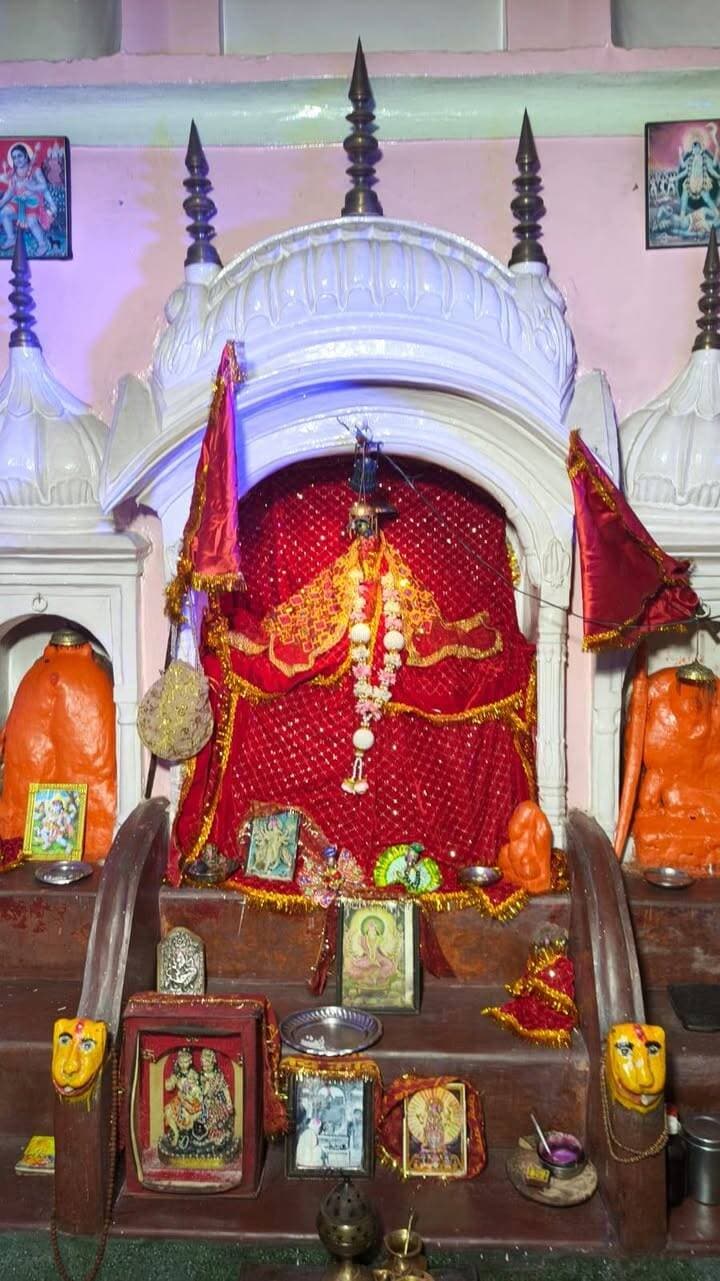 माता मंदिर रेवाड़ी में प्रथम निशुल्क स्वास्थ्य एवं नेत्र जांच शिविर का सफल आयोजन
रेवाड़ी। श्री नगरकोट (कांगड़ा) वाली माता मंदिर, गुरजरवाड़ा, रेवाड़ी में आज प्रथम निशुल्क स्वास्थ्य एवं नेत्र जांच शिविर का आयोजन किया गया। शिविर का शुभारंभ नगर परिषद वार्ड नंबर 15 की नगर पार्षद श्रीमती रचना राव द्वारा रिबन काटकर किया गया। शुभारंभ के उपरांत श्रीमती रचना राव ने माता रानी के दर्शन कर दीप प्रज्वलित किया और शिविर की सफलता के लिए मंगलकामना की।
शिविर में स्वास्थ्य एवं नेत्र संबंधी जांच के लिए बड़ी संख्या में स्थानीय नागरिक पहुंचे। शिविर के दौरान कुल 152 मरीजों के स्वास्थ्य एवं नेत्रों की जांच की गई। मरीजों की ब्लड प्रेशर, शुगर, हीमोग्लोबिन, एनीमिया की कमी सहित अन्य आवश्यक स्वास्थ्य जांच की गई तथा चिकित्सकीय परामर्श भी दिया गया।
शिविर में सबसे पहले स्वास्थ्य एवं नेत्र जांच करवाने वाली श्रीमती कमला देवी, धर्मपत्नी श्री मोहनलाल, निवासी गुड़िया सराय रहीं।
नेत्र जांच के लिए सेंटर फॉर साइट आई हॉस्पिटल की टीम से दिनेश, इंद्राज एवं नारायणी ने अपनी सेवाएं प्रदान कीं। वहीं सम्राट हॉस्पिटल की टीम से उदय, अजय, लतेश, हेमंत एवं लक्ष्मण ने मरीजों की स्वास्थ्य जांच एवं आवश्यक सहयोग प्रदान किया।
शिविर के सफल आयोजन के लिए मंदिर समिति की ओर से अध्यक्ष रविंद्र अग्रवाल, उपाध्यक्ष निशा अग्रवाल एवं सचिव ललित अग्रवाल ने सभी चिकित्सकीय टीमों एवं सहयोगी स्टाफ का आभार व्यक्त किया। समिति की ओर से सभी सहयोगी स्टाफ को माता मंदिर की ओर से प्रतीक चिन्ह देकर सम्मानित किया गया।
इस अवसर पर मोहल्ले एवं आसपास के क्षेत्र के निवासियों ने भी निशुल्क स्वास्थ्य एवं नेत्र जांच शिविर आयोजित करने के लिए मंदिर समिति का आभार व्यक्त किया। स्थानीय लोगों ने मंदिर में धार्मिक एवं सामाजिक गतिविधियों के निरंतर आयोजन की सराहना करते हुए माता रानी की महिमा का गुणगान किया।
मंदिर समिति के पदाधिकारियों ने कहा कि मंदिर में धार्मिक गतिविधियों के साथ-साथ समाजहित एवं जनसेवा से जुड़े कार्यों को भी आगे निरंतर जारी रखने का प्रयास किया जाएगा, ताकि माता रानी की कृपा से अधिक से अधिक जरूरतमंद लोगों तक सेवा पहुंचाई जा सके।
श्री नगरकोट (कांगड़ा) वाली माता मंदिर समिति, गुर्जरवाड़ा, रेवाड़ी (हरियाणा) ने शिविर को सफल बनाने में प्रत्यक्ष एवं अप्रत्यक्ष रूप से सहयोग करने वाले सभी चिकित्सकों, मेडिकल टीम, स्टाफ, स्थानीय निवासियों एवं श्रद्धालुओं का हृदय से धन्यवाद किया। इस अवसर पर मंदिर पुजारी श्री चंद्रकांत गौड, रजत गुप्ता, टिल्लू, प्रिंस, राजू अधाना, मोनू राव व अन्य मौजूद रहे।
