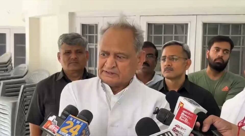 “लानत है मुख्यमंत्री ख़ुद पर…यह भला आदमी ऐसा निकला है की मैं सोच नहीं सकता था, यह बर्बाद कर देगा राजस्थान को इस प्रकार चुनाव करवाकर”
-अशोक गहलोत का मुख्यमंत्री भजनलाल शर्मा पर बयान