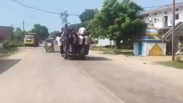 🚨 तलाश न्यूज समाचार | सीधी
एक पिकअप में 52 सवारियां! आरटीओ की कार्यप्रणाली पर उठे सवाल, कर्मचारी बोले—RC जारी करना हमारा काम, कार्रवाई पुलिस करे
बहरी से सीधी आ रही पिकअप में क्षमता से अधिक सवारियां होने का दावा, स्थानीय लोगों ने कार्रवाई नहीं होने पर जताई नाराजगी; शिवसेना ने आंदोलन की चेतावनी दी
तलाश न्यूज समाचार | सीधी
सीधी। शहर में बुधवार दोपहर बहरी से सीधी की ओर आ रही एक पिकअप वाहन में 52 सवारियां होने का मामला सामने आया है। वाहन में क्षमता से अधिक यात्रियों के सवार होने की जानकारी के बाद स्थानीय लोगों ने परिवहन विभाग की कार्यप्रणाली और कार्रवाई को लेकर सवाल खड़े किए हैं।
पिकअप रोकने की कोशिश, चालक वाहन लेकर आगे निकला
स्थानीय लोगों के अनुसार, कुछ लोगों ने पिकअप वाहन को रोकने का प्रयास किया, लेकिन चालक वाहन लेकर आगे निकल गया। लोगों का आरोप है कि व्यावसायिक वाहनों का उपयोग यात्रियों को ले जाने के लिए किया जा रहा है, जिससे सुरक्षा व्यवस्था पर गंभीर सवाल उठ रहे हैं।
पहले भी शिकायत करने का दावा
स्थानीय लोगों ने बताया कि इस प्रकार के मामलों को लेकर पहले भी आरटीओ विभाग के कर्मचारी अखिलेश सिंह से शिकायत की गई थी। हालांकि, शिकायतों के बावजूद कार्रवाई नहीं होने का दावा किया गया है। इन आरोपों की स्वतंत्र पुष्टि नहीं हुई है।
#आरटीओ कर्मचारी ने #पुलिस को बताया कार्रवाई की जिम्मेदारी
मामले में आरटीओ कर्मचारी (लिपिक) अखिलेश सिंह से पूछताछ किए जाने पर उन्होंने कथित तौर पर कहा कि उनका काम आरसी (RC) जारी करना है और वाहन में अधिक सवारियां होने के मामले में कार्रवाई पुलिस को करनी चाहिए।
कर्मचारी के इस बयान के बाद स्थानीय लोगों ने परिवहन विभाग की जिम्मेदारी और यात्री वाहनों की निगरानी को लेकर सवाल उठाए हैं।
शिवसेना ने दी आंदोलन की चेतावनी
शिवसेना के प्रदेश उपाध्यक्ष विवेक पांडे ने कहा कि यदि संबंधित अधिकारी कार्रवाई नहीं करते हैं, तो आंदोलन किया जाएगा। उन्होंने इस मामले में आरटीओ विभाग की जिम्मेदारी तय किए जाने की मांग की।
अब कार्रवाई का इंतजार
पिकअप में 52 सवारियां होने के मामले में संबंधित विभाग द्वारा जांच और कार्रवाई की स्थिति स्पष्ट नहीं है। स्थानीय लोगों की मांग है कि क्षमता से अधिक सवारियां ले जाने वाले वाहनों पर प्रभावी कार्रवाई की जाए, ताकि यात्रियों की सुरक्षा सुनिश्चित हो सके।
