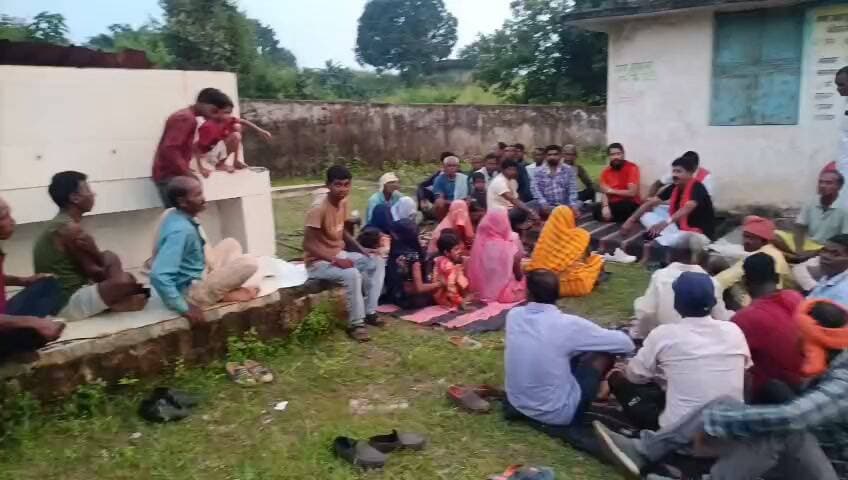 *दो मिनट की बिजली गुल होते ही प्रशासन हरकत में, जिनका पूरा जीवन अंधेरे में—उनका दर्द कौन सुनेगा?:विवेक पाण्डेय*
सीधी। जिला मुख्यालय से महज करीब 35 किलोमीटर दूर ग्राम शिकरा के वार्ड क्रमांक 17 और 18 में सैकड़ों आदिवासी परिवार आज भी सड़क, बिजली, शिक्षा और अन्य मूलभूत सुविधाओं के अभाव में जीवन जीने को मजबूर हैं। देश की आजादी के दशकों बाद भी इन परिवारों के जीवन में विकास की रोशनी पूरी तरह नहीं पहुंच पाई है।
शिवसेना प्रदेश उपाध्यक्ष विवेक पाण्डेय ने कहा कि नेताओं और अधिकारियों के घर-दफ्तर में दो मिनट बिजली गुल होने पर प्रशासन तत्काल हरकत में आ जाता है, लेकिन जिन गरीब आदिवासी परिवारों का पूरा जीवन ही अंधेरे और अभाव में गुजर रहा है, उनकी सुध लेने वाला कोई नहीं है। यह स्थिति बेहद दुखद और चिंताजनक है।
उन्होंने कहा कि सत्तापक्ष हो या विपक्ष, जनता को राजनीति नहीं बल्कि अपने मूलभूत अधिकार, सड़क, बिजली, शिक्षा और विकास चाहिए। यदि योजनाओं और बजट के बावजूद धरातल पर सुविधाएं नहीं पहुंच रहीं, तो इसकी जवाबदेही तय होनी चाहिए।
विवेक पाण्डेय ने कहा कि शिकरा के पीड़ित परिवारों की आवाज को मजबूती से उठाया जाएगा और उनके अधिकार एवं सम्मान के लिए संघर्ष जारी रहेगा।
जहां मौके में शिवसेना जिलाध्यक्ष बेनाम सिंह बघेल उर्फ भोले, नगर अध्यक्ष जैनेंद्र सिंह चौहान उर्फ भोले
व सैकड़ों ग्रामीण मौजूद रहे