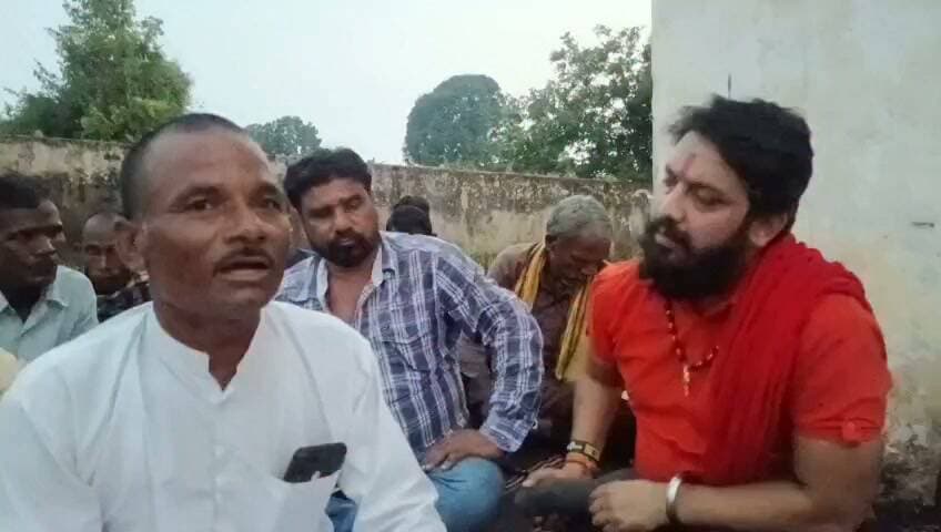 *दो मिनट की बिजली गुल होते ही प्रशासन हरकत में, जिनका पूरा जीवन अंधेरे में—उनका दर्द कौन सुनेगा?:विवेक पाण्डेय*
सीधी। जिला मुख्यालय से महज करीब 35 किलोमीटर दूर ग्राम शिकरा के वार्ड क्रमांक 17 और 18 में सैकड़ों आदिवासी परिवार आज भी सड़क, बिजली, शिक्षा और अन्य मूलभूत सुविधाओं के अभाव में जीवन जीने को मजबूर हैं। देश की आजादी के दशकों बाद भी इन परिवारों के जीवन में विकास की रोशनी पूरी तरह नहीं पहुंच पाई है।
शिवसेना प्रदेश उपाध्यक्ष विवेक पाण्डेय ने कहा कि नेताओं और अधिकारियों के घर-दफ्तर में दो मिनट बिजली गुल होने पर प्रशासन तत्काल हरकत में आ जाता है, लेकिन जिन गरीब आदिवासी परिवारों का पूरा जीवन ही अंधेरे और अभाव में गुजर रहा है, उनकी सुध लेने वाला कोई नहीं है। यह स्थिति बेहद दुखद और चिंताजनक है।
उन्होंने कहा कि सत्तापक्ष हो या विपक्ष, जनता को राजनीति नहीं बल्कि अपने मूलभूत अधिकार, सड़क, बिजली, शिक्षा और विकास चाहिए। यदि योजनाओं और बजट के बावजूद धरातल पर सुविधाएं नहीं पहुंच रहीं, तो इसकी जवाबदेही तय होनी चाहिए।
विवेक पाण्डेय ने कहा कि शिकरा के पीड़ित परिवारों की आवाज को मजबूती से उठाया जाएगा और उनके अधिकार एवं सम्मान के लिए संघर्ष जारी रहेगा।
जहां मौके में शिवसेना जिलाध्यक्ष बेनाम सिंह बघेल उर्फ भोले, नगर अध्यक्ष जैनेंद्र सिंह चौहान उर्फ भोले
व सैकड़ों ग्रामीण मौजूद रहे