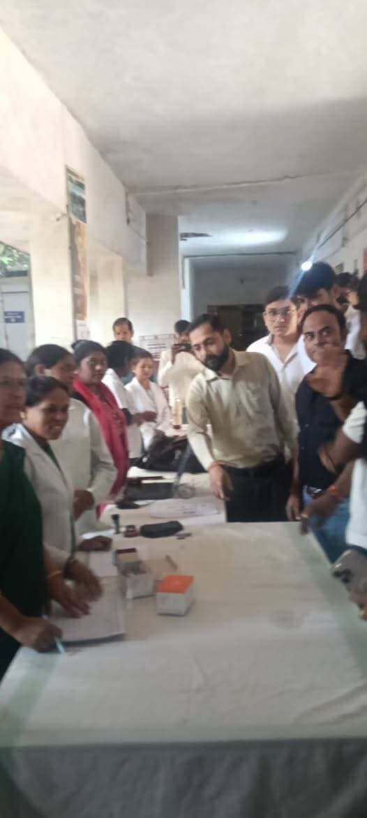 ➡️ #सेवा_संकल्प_अभियान के अंतर्गत सामुदायिक स्वास्थ्य केन्द्र चिचोली में 234 हितग्राहियों का स्वास्थ्य परीक्षण
➡️ सामुदायिक स्वास्थ्य केन्द्र घोड़ाडोंगरी में 16 यूनिट रक्तदान
17 सितम्बर से 17 अक्टूबर 2026 तक आयोजित सेवा से संकल्प अभियान के अंतर्गत स्वास्थ्य विभाग द्वारा स्वास्थ्य शिविर एवं रक्तदान शिविर आयोजित किये जा रहे हैं। इसी क्रम में 23 सितम्बर को सामुदायिक स्वास्थ्य केन्द्र चिचोली में स्वास्थ्य शिविर का आयोजन किया गया। शिविर का शुभारंभ नगर पालिका परिषद अध्यक्ष श्रीमती वर्षा रितेश मालवीय, उपाध्यक्ष श्रीमती वर्षा आवलेकर एवं श्रीमती रानी गुप्ता द्वारा किया गया।
मुख्य चिकित्सा एवं स्वास्थ्य अधिकारी डॉ मनोज कुमार हुरमाड़े ने बताया कि स्वास्थ्य शिविर में 234 हितग्राहियों का पंजीयन कर स्वास्थ्य परीक्षण कर उपचार दिया गया, साथ ही सामुदायिक स्वास्थ्य केन्द्र बैतूल घोड़ाडोंगरी में आयोजित रक्तदान शिविर में 16 यूनिट रक्तदान हुआ। शिविर में खंड चिकित्सा अधिकारी डॉ अभिनव शुक्ला एवं स्वास्थ्य स्टाफ द्वारा अपनी सेवाऐं दी गईं।
सामुदायिक स्वास्थ्य केन्द्र घोड़ाडोंगरी में 24 सितम्बर को स्वास्थ्य शिविर एवं प्राथमिक स्वास्थ्य केन्द्र भौंरा में रक्तदान शिविर आयोजित किया जाएगा। सीएमएचओ डॉ.हुरमाड़े ने आमजन से अपील की है कि निःशुल्क स्वास्थ्य शिविर में अपने स्वास्थ्य की जांच करायें एवं स्वास्थ्य लाभ लें। रक्त की कमी से कोई जिदंगी न जाये आपका रक्त किसी का जीवन बचा सकता है, रक्तदान शिविर में आकर रक्तदान करें और मानवता की सेवा में अपना योगदान दें।
CM Madhya Pradesh
Jansampark Madhya Pradesh
Directorate of Health Services, Madhya Pradesh
#सेवा_संकल्प_अभियान
#SevaSankalpAbhiyan
#JansamparkMP
#बैतूल
#betul