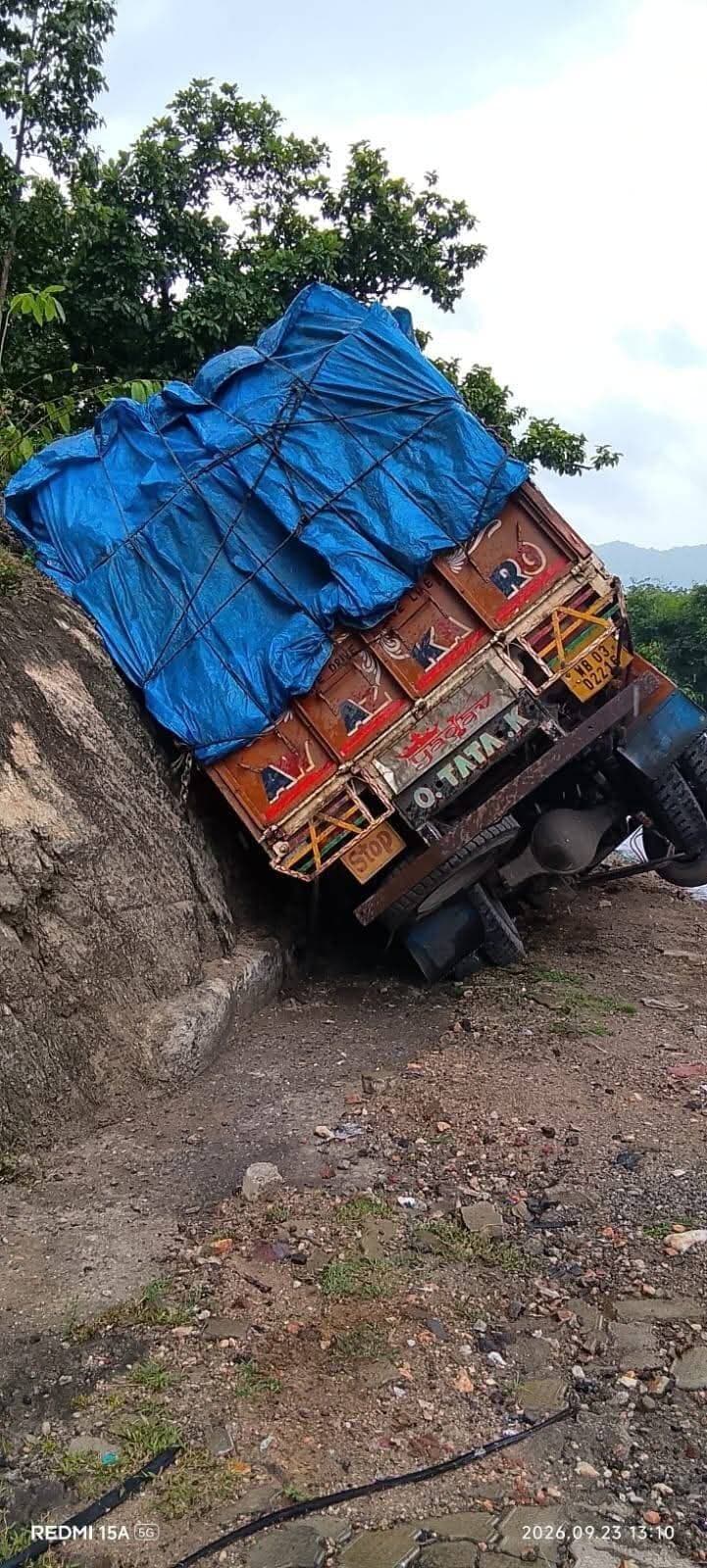 रांची पटना रोड कोडरमा घाटी नौवाँ माइल में 6 चक्का ट्रक पहाड़ से टकराई 🤣😂💔🛣️☠️