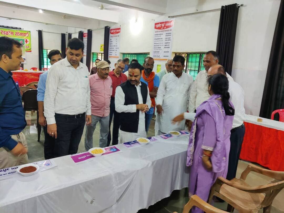 स्वास्थ्य की राह, आयुर्वेद के साथ
“स्वास्थ्य भविष्य के लिये आयुर्वेद” थीम पर #दतिया में 11वां #राष्ट्रीय_आयुर्वेद_दिवस आयोजित किया गया।
रेडक्रॉस भवन में आयोजित कार्यक्रम में आयुष स्वास्थ्य परीक्षण एवं परामर्श शिविर, श्रीअन्न एवं औषधीय पौधों की प्रदर्शनी तथा योग-ध्यान जैसी गतिविधियों के माध्यम से स्वस्थ जीवनशैली और आयुर्वेद के महत्व के प्रति आमजन को जागरूक किया गया।
जिले की 23 आयुष संस्थाओं में भी आयुर्वेद दिवस का आयोजन कर नागरिकों को स्वास्थ्य संबंधी जानकारी एवं सेवाओं का लाभ दिया गया।
#datia #CMMadhyaPradesh #JansamparkMP #NationalAyurvedaDay #मध्यप्रदेश