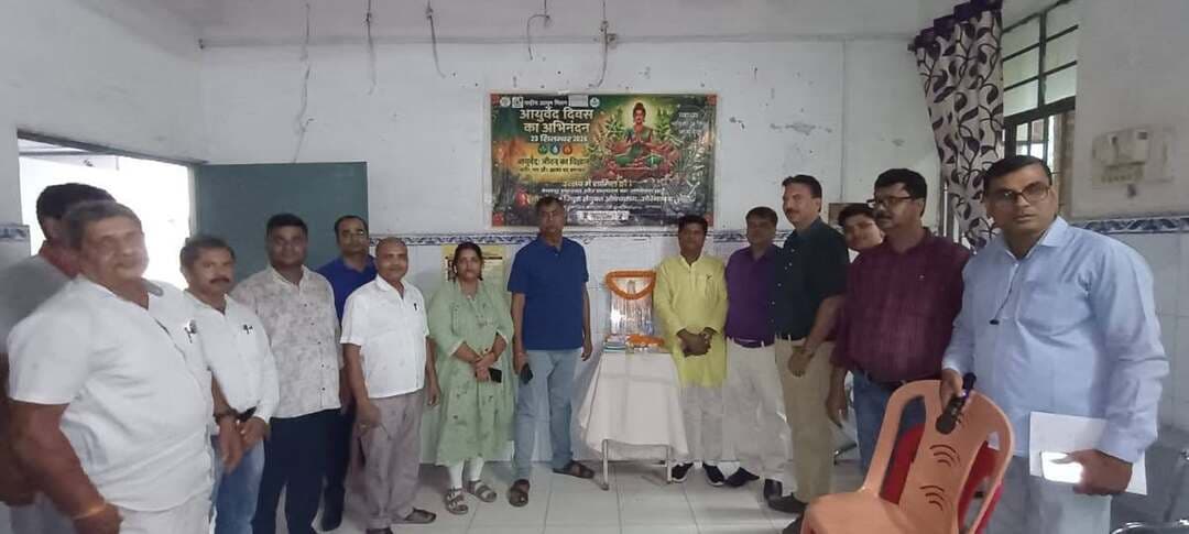 धन्वंतरी देव पर दीप जलाकर मनाया राष्ट्रीय आयुर्वेद दिवस
रफीगंज (औरंगाबाद)।
राष्ट्रीय आयुर्वेद दिवस के अवसर पर बुधवार को रफीगंज सामुदायिक स्वास्थ्य केंद्र के सभागार में कार्यक्रम आयोजित किया गया। राष्ट्रीय औषधालय के तत्वावधान में आयोजित कार्यक्रम में प्रभारी चिकित्सा पदाधिकारी डॉ. अरविंद कुमार सिंह, आयुर्वेद चिकित्सक डॉ. संजय कुमार एवं डॉ. केएन मिश्रा ने धन्वंतरी देव के चित्र पर दीप प्रज्वलित कर कार्यक्रम का शुभारंभ किया। कार्यक्रम का संचालन बीएमडी विकास कुमार ने किया।
इस दौरान चिकित्सकों ने आयुर्वेद के महत्व पर प्रकाश डालते हुए लोगों से दैनिक जीवन में आयुर्वेदिक पद्धति और प्राकृतिक चिकित्सा की ओर ध्यान देने की अपील की। प्रभारी चिकित्सा पदाधिकारी डॉ. अरविंद कुमार सिंह ने कहा कि आने वाले समय में आयुर्वेद कई बीमारियों की रोकथाम और उपचार में महत्वपूर्ण भूमिका निभा सकता है। उन्होंने कहा कि स्वस्थ जीवन के लिए प्रकृति के साथ संतुलन बनाए रखना जरूरी है। लोगों को प्रकृति के साथ छेड़छाड़ नहीं करने और आयुर्वेदिक जीवनशैली को अपनाने का संकल्प लेना चाहिए।
कार्यक्रम में स्वास्थ्य प्रबंधक नेहा सिन्हा, बीसीएम सनी कुमार, अकाउंटेंट राजेश कुमार, डॉ. ए.के. केसरी, डॉ. धनंजय कुमार, डॉ. आकाश रंजन, डाटा ऑपरेटर रंजीत कुमार, निर्भय कुमार, अजहर, नीतीश कुमार, गणेश कुमार, लैब इंचार्ज नदीम अख्तर, रंजीत कुमार, रविंद्र कुमार, बड़ा बाबू अवधेश कुमार, सुनील कुमार, राघवेंद्र कुमार सहित अन्य स्वास्थ्यकर्मी मौजूद रहे।