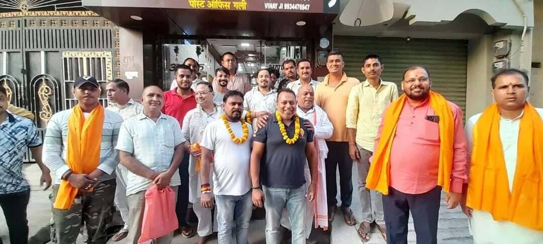 काशी विश्वनाथ मंदिर के मुख्य पुजारी का भव्य स्वागत।
रफीगंज डाकखाना गली में प्राचीन शिव मंदिर के पुनर्निर्माण कार्य के निरीक्षण के दौरान काशी विश्वनाथ मंदिर वाराणसी के मुख्य पुजारी डॉ देव कुमार मिश्र का बिनय खत्री के नेतृत्व में गर्म जोशी के साथ स्वागत किया गया। उन्होने कहा कि माता - पिता का सेवा करना सबसे पुनीत कार्य है। माता- पिता के प्रति आस्था रखे। और सही मार्ग अपनाये। बाबा का संदेश सभी निरोग रहे। उन्होने स्तुति सुनाकर लोगो को आस्था के प्रति जागरूक रहने का संदेश दिया। साथ मे आये सहयोगी रूपेश पाठक ने कहा कि काशी विश्वनाथ मंदिर में प्रधानमंत्री, गृहमंत्री , उतर प्रदेश के मुख्य मंत्री सहित कई गणमान्य लोगो की पूजा- अर्चना कराया है। इस मौके पर बबल सोनी, नागेंद्र शर्मा, बिनय गुप्ता, राणा विवेक सिंह, सत्येंद्र बाबा, डा शिशिर विश्वास,बिटू सिंह, शुभम सिंह, विकी कश्यप, शशि सोनी, अंकित तरूण, संदीप अग्रवाल, उदय गुप्ता, सौरभ भारद्वाज,सुनील सिंह, धीरज खत्री, संतोष गुप्ता, राजन सोनी, धर्मेंद्र शर्मा सहित अन्य लोग शामिल थे।