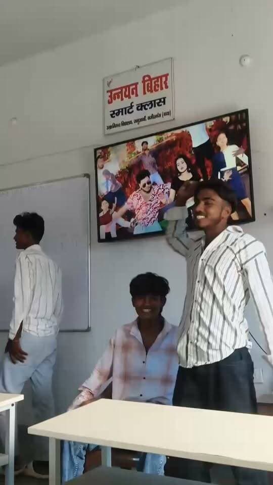 स्मार्ट क्लास में पढ़ाई की जगह भोजपुरी गाने पर डांस, जमुआवां हाईस्कूल में व्यवस्था पर उठे सवाल, Bharat Crime Live News पुष्टि नहीं करता है।
वजीरगंज (गया)। वजीरगंज प्रखंड अंतर्गत जमुआवां 10+2 उच्चतर विद्यालय में स्मार्ट क्लास के इस्तेमाल को लेकर सवाल खड़े हो गए हैं। विद्यालय में परीक्षा के दौरान स्मार्ट क्लास में टीवी पर भोजपुरी गाने का वीडियो चलाकर बच्चों के डांस करने का मामला सामने आया है। इसका वीडियो सामने आने के बाद विद्यालय की शैक्षणिक व्यवस्था और स्मार्ट क्लास के उपयोग पर सवाल उठने लगे हैं।
बताया गया कि सरकार की ओर से विद्यार्थियों को आधुनिक और बेहतर शिक्षा उपलब्ध कराने के उद्देश्य से विद्यालयों में स्मार्ट क्लास और स्मार्ट टीवी की व्यवस्था की गई है। लेकिन यहां पढ़ाई के बजाय भोजपुरी गाने का वीडियो चलने और बच्चों के डांस करने की बात सामने आई है। खासकर परीक्षा के दौरान इस तरह की गतिविधि होने से विद्यालय प्रबंधन की कार्यशैली पर सवाल उठ रहे हैं।
मामले को लेकर जब पत्रकार ने विद्यालय के प्रधान शिक्षक से जानकारी लेने का प्रयास किया तो उनके जवाब को लेकर भी विवाद खड़ा हो गया। बातचीत के दौरान प्रधान शिक्षक ने कथित तौर पर कहा कि उन्हें निलंबन से डर नहीं लगता। पत्रकार के सवाल पूछने पर उन्होंने यह भी कहा कि “आप पूछने वाले कौन होते हैं?”
मामले के बाद सवाल उठ रहा है कि परीक्षा के दौरान स्मार्ट क्लास में भोजपुरी गाने का वीडियो किसकी अनुमति से चलाया गया और बच्चों को इस तरह की गतिविधि की इजाजत कैसे मिली। लोगों ने शिक्षा विभाग से पूरे मामले की जांच कर दोषी पाए जाने वाले जिम्मेदार लोगों पर नियमानुसार कार्रवाई की मांग की है।
अब देखना होगा कि शिक्षा विभाग और जिला प्रशासन इस मामले में क्या संज्ञान लेते हैं।