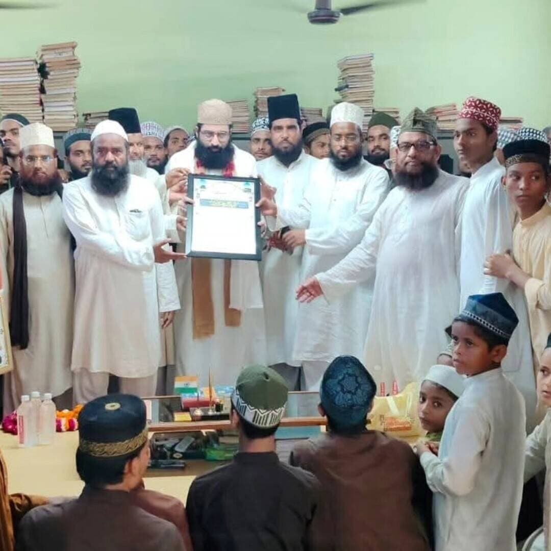 #Balrampur ! जामिया अरबिया अनवारुल कुरान में काजी-ए-शहर और मुफ्ती-ए-शहर का भव्य नागरिक अभिनंदन...
#बलरामपुर। जामिया अरबिया अनवारुल कुरान अरबी कॉलेज में सोमवार को एक भव्य स्वागत समारोह आयोजित कर नवमनोनीत काजी-ए-शहर मौलाना सैय्यद अहमद रजा कादरी और मुफ्ती-ए-शहर मुफ्ती मुजम्मिल अख्तर मिस्बाही का जोरदार नागरिक अभिनंदन किया गया। कॉलेज परिसर पहुंचे दोनों धर्मगुरुओं को शिक्षकों व छात्रों ने साफा बांधकर, फूल-मालाओं से लाद दिया तथा बधाई पत्र व स्मृति चिह्न भेंट कर सम्मानित किया।
समारोह को संबोधित करते हुए काजी-ए-शहर मौलाना सैय्यद अहमद रजा कादरी ने कहा कि शिक्षा ही समाज की तरक्की की असली बुनियाद है। छात्र पूरी लगन से ज्ञान अर्जित करें और अपने शिक्षकों का आदर करें। उन्होंने संस्थान के शैक्षणिक व नैतिक योगदान की सराहना की। वहीं मुफ्ती-ए-शहर मुफ्ती मुजम्मिल अख्तर मिस्बाही ने कहा कि छात्र ही समाज का भविष्य हैं, उन्हें तालीम के साथ-साथ अपने अखलाक और चरित्र निर्माण पर विशेष ध्यान देना चाहिए।
कार्यक्रम के दौरान धार्मिक शिक्षा, गुणवत्तापूर्ण तालीम और सामाजिक मार्गदर्शन पर गहन चर्चा हुई। इस अवसर पर हाजी अब्दुल हादी, मौलाना नूर अहमद कादरी, मौलाना शब्बीर अहमद, कारी इकरार अहमद, कारी आमिर, मौलाना जैनुल आबदीन, मुफ्ती शफीक अहमद और शाहिद महमूद सहित बड़ी संख्या में शिक्षक व छात्र मौजूद रहे।
#balrampur