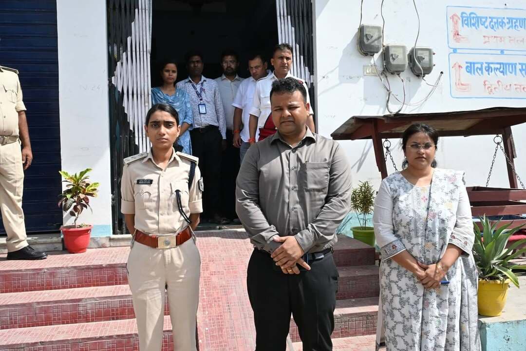 👶 विशिष्ट दत्तकग्रहण संस्थान का निरीक्षण
जिला पदाधिकारी श्री समीर सौरभ (भा.प्र.से.) ने हजियापुर मोड़ स्थित विशिष्ट दत्तकग्रहण संस्थान का निरीक्षण कर बच्चों की देखभाल, पोषण एवं स्वास्थ्य सुविधाओं की समीक्षा की।
🔹 बच्चों की बेहतर देखभाल एवं नियमित स्वास्थ्य निगरानी का निर्देश।
🔹 दिव्यांग बालक के लिए नियमित फिजियोथेरेपी एवं विशेष देखभाल सुनिश्चित करने को कहा।
🔹 बच्चियों की दत्तकग्रहण प्रक्रिया में तेजी लाने का निर्देश।
निरीक्षण में रितु रानी, अवंतिका दिलीप कुमार, डॉ. शशिरंजन प्रसाद, सुश्री साक्षी कुमारी, बाल कल्याण समिति के प्रतिनिधि, संस्थान के समन्वयक एवं डॉ. मंकेश्वर कुमार सिंह सहित अन्य पदाधिकारी उपस्थित रहे।
⚖️ जिला प्रशासन की अपील: बच्चों को केवल निर्धारित कानूनी प्रक्रिया के तहत ही गोद लें। अनाथ/परित्यक्त बच्चा मिलने पर उसे विशिष्ट दत्तकग्रहण संस्थान, चाइल्ड हेल्पलाइन या बाल कल्याण पुलिस पदाधिकारी को सौंपें।
#ChildProtection #Adoption #ChildWelfare #LegalAdoption #Gopalganj #Bihar #CMSamrat #SamratChoudhary #GopalganjAdministration #DistrictAdministrationGopalganj