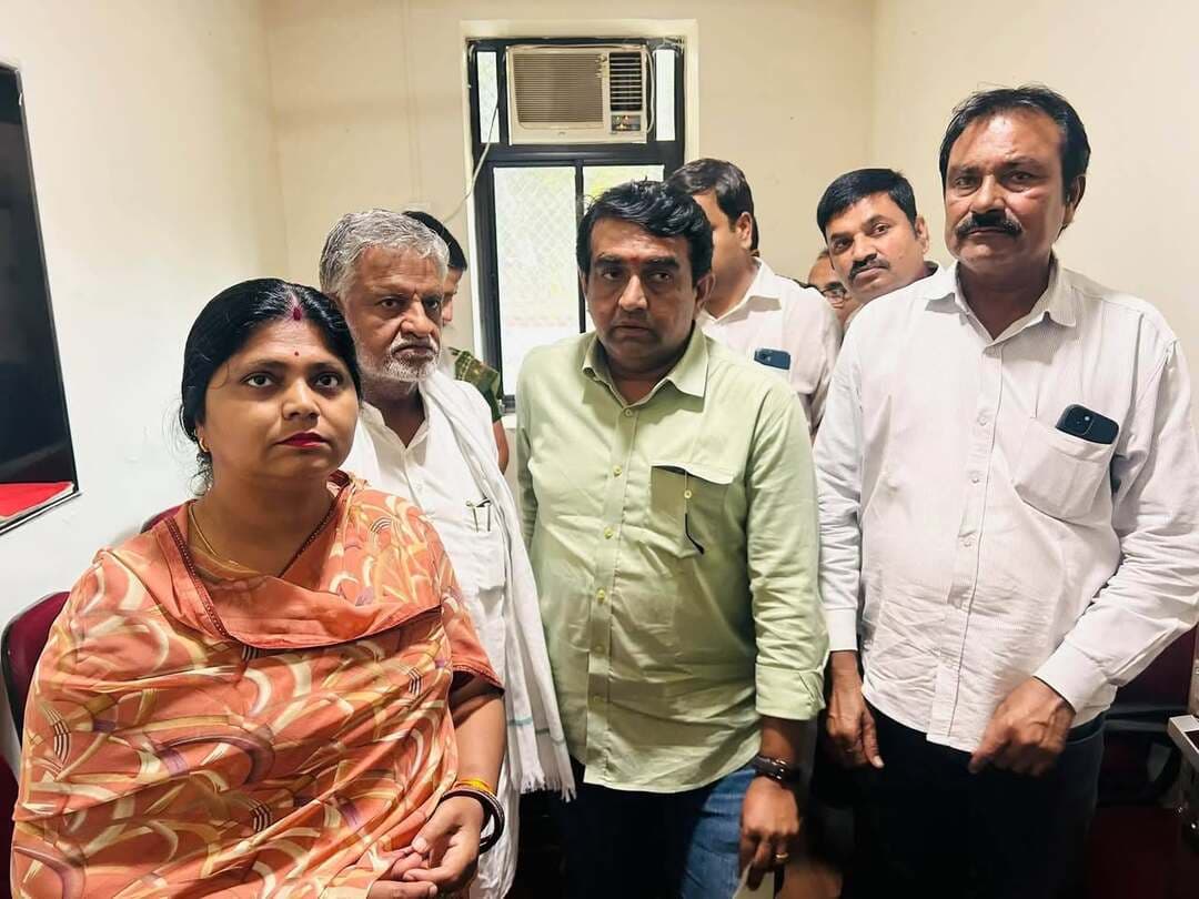 सुल्तानपुर नगर पालिका चुनाव में प्रशासन की कथित धांधली और विधायक चेतन पटेल सहित कांग्रेस कार्यकर्ताओं पर दर्ज मुकदमों के विरोध में बुधवार को कांग्रेस नेताओं ने कोटा में ग्रामीण एसपी कार्यालय पहुंचकर ज्ञापन सौंपा और पूरे मामले की निष्पक्ष जांच की मांग की।
इस दौरान कोटा शहर जिलाध्यक्ष राखी गौत्तम, लाडपुरा विधानसभा प्रत्याशी नईमुद्दीन गुड्डू, महिला कांग्रेस जिलाध्यक्ष गायत्री मीणा, आदि मौजूद रहे।
पदाधिकारियों ने कहा कि सुल्तानपुर में कांग्रेस कार्यकर्ताओं एवं समर्थकों के साथ किसी भी प्रकार का अन्याय और प्रशासनिक दबाव बर्दाश्त नहीं किया जाएगा।
हमारी स्पष्ट मांग है कि पूरे मामले की निष्पक्ष जांच हो तथा यदि मुकदमे तथ्यहीन पाए जाते हैं तो उन्हें तत्काल वापस लिया जाए।
कांग्रेस कार्यकर्ता डरने वाले नहीं हैं—हम लोकतांत्रिक तरीके से अन्याय के खिलाफ अपनी आवाज बुलंद करते रहेंगे।
#Congress #KotaRajasthan #Sultanpur #ChetanPatel #BhanuPratapSingh #NaimuddinGuddu