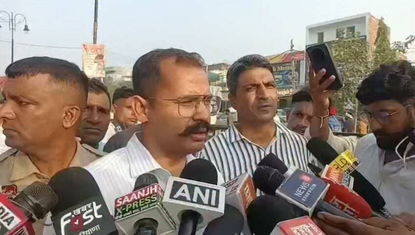 शाहबाद::-- धान खरीद को लेकर सरकार के साथ किसानों की बनी सहमति , किसानों धरना की समाप्त, कल से खरीद होगी शुरू
जिला उपायुक्त विश्राम कुमार मीणा ने कहा कि मीटिंग में किसान की समस्या का हल हो गया है किसानों को धान खरीद में किसी भी प्रकार की परेशानी नहीं आने दी जाएगी इनकी धान की खरीद कल से ही शुरू हो जाएगी।