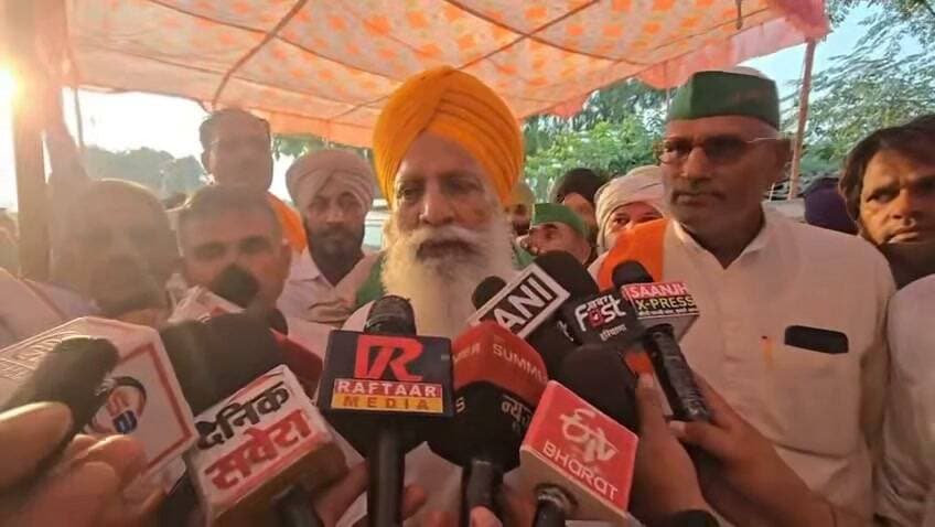 शाहबाद::-- धान खरीद को लेकर सरकार के साथ किसानों की बनी सहमति , किसानों धरना की समाप्त, कल से खरीद होगी शुरू
गुरनाम सिंह चढ़ूंनी ने कहा की सरकार से मीटिंग में सहमति बन गई है धान की सरकारी खरीद परसों से शुरू होगी , लेकिन अब तक या फिर आने वाले कल तक जितने भी धान अनाज मंडी में पहुंचेगी । इसकी खरीद सरकार के द्वारा की जाएगी हालांकि उसका जे फॉर्म परसों से ही काटा जाएगा लेकिन उसकी बायोमेट्रिक आज और कल हो जाएगी उसको दोबारा मंडी में आने की आवश्यकता नहीं पड़ेगी। वहीं उन्होंने कहा कि अंबाला कुरुक्षेत्र करनाल जहां पर धान की अर्ली वैरायटी लगाई जाती है वहां पर राज्य सरकार केंद्र सरकार से अलगे सीजन में 15 सितंबर से धान की खरीद शुरू करने की अपील करेगी । और लिखित में यह भेजा जाएगा ताकि किसानों को अपनी फसल बेचने के दौरान किसी भी प्रकार की समस्या ना हो। वहीं उन्होंने कहा कि बाजरे की खरीद भी जल्द ही शुरू कर दी जाएगी इस पर भी सरकार के लोगों के साथ उनकी बातचीत हुई है
जिला उपायुक्त विश्राम कुमार मीणा ने कहा कि मीटिंग में किसान की समस्या का हल हो गया है किसानों को धान खरीद में किसी भी प्रकार की परेशानी नहीं आने दी जाएगी इनकी धान की खरीद कल से ही शुरू हो जाएगी।