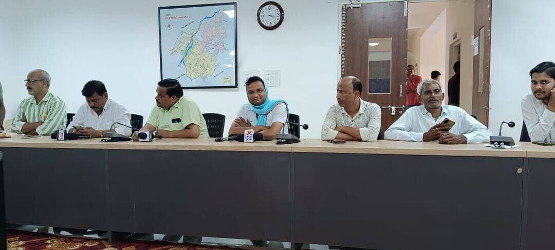निवाड़ी पुलिस ने पत्रकार वार्ता के दौरान, राधिका मोबाइल शॉप तिगेला पर स्थित दुकान में हुई चोरी का किया खुलासा
निवाड़ी
23/09/2026
निवाड़ी कोतवाली पुलिस का चोरी का खुलासा
मोबाइल दुकान की दीवार तोड़कर चोरी करने वाले 2 आरोपी गिरफ्तार, 10 लाख से अधिक का माल बरामद
एंकर - निवाड़ी पुलिस अधीक्षक डॉ राय सिंह नरवरिया से ने मोबाइल दुकान में हुई चोरी का खुलासा करते हुए दो आरोपियों को गिरफ्तार किया है। पुलिस ने आरोपियों के कब्जे से चोरी किए गए 36 मोबाइल और वारदात में इस्तेमाल स्कूटी बरामद की है। बरामद मशरूका की कुल कीमत 10 लाख 9 हजार 471 रुपये बताई जा रही है।
दरअसल, 6 और 7 जुलाई 2026 की दरम्यानी रात फरियादी धर्मेंद्र कुशवाहा की मोबाइल दुकान की पीछे की दीवार तोड़कर अज्ञात आरोपियों ने मोबाइल चोरी कर लिए थे। मामले में 7 जुलाई को थाना कोतवाली में अपराध क्रमांक 200/26 के तहत बीएनएस की संबंधित धाराओं में मामला दर्ज कर जांच शुरू की गई थी।
मामले की गंभीरता को देखते हुए पुलिस अधीक्षक निवाड़ी डॉ. रायसिंह नरवरिया के निर्देशन और अनु. अधि. पुलिस निवाड़ी के.के. पांडे के मार्गदर्शन में पुलिस टीम गठित की गई। आरोपियों की जानकारी देने के लिए 5 हजार रुपये का इनाम भी घोषित किया गया था।
पुलिस टीम ने अलग-अलग स्थानों के सीसीटीवी कैमरे खंगाले और मुखबिरों को सक्रिय किया। साइबर टीम द्वारा जुटाए गए तकनीकी साक्ष्यों के आधार पर संदिग्धों की पहचान कर करीब 10 दिनों तक उनकी गतिविधियों पर नजर रखी गई।
पुलिस ने 23 सितंबर 2026 को आरोपी देवदास कुशवाहा, उम्र 25 वर्ष, निवासी बंगरा, थाना बंगरा, जिला झांसी, उत्तर प्रदेश को हिरासत में लेकर पूछताछ की।
आरोपी के मेमोरेंडम के आधार पर दूसरे आरोपी पुष्पेंद्र कुशवाहा, निवासी टौंला को भी हिरासत में लिया गया।
पुलिस के अनुसार, दोनों आरोपियों की निशानदेही पर:
33 नए मोबाइल
3 पुराने मोबाइल
घटना में प्रयुक्त अपाचे स्कूटी
बरामद कर जब्त की गई है। दोनों आरोपियों को गिरफ्तार कर न्यायालय में पेश किया जाएगा।
पुलिस के मुताबिक, बरामद 33 नए मोबाइल की कीमत करीब 9 लाख 29 हजार 471 रुपये और 3 पुराने मोबाइल की कीमत 30 हजार रुपये है।
मोबाइल और स्कूटी सहित कुल बरामद मशरूका 10 लाख 9 हजार 471 रुपये बताया गया है। घटना में इस्तेमाल सब्बल के संबंध में भी आरोपियों से पूछताछ की जा रही है।
पुलिस के अनुसार, आरोपी और फरियादी आपस में रिश्तेदार हैं और उनके बीच पुराना विवाद चल रहा था। आरोपियों ने आर्थिक नुकसान पहुंचाने के उद्देश्य से घटना से एक दिन पहले दुकान की रेकी की।
वारदात की रात एक आरोपी बाहर खड़े होकर आने-जाने वाले लोगों पर नजर रख रहा था, जबकि दूसरे आरोपी ने सब्बल से दुकान की पिछली दीवार तोड़कर चोरी की।
इस कार्रवाई में अनु. अधि. पुलिस के.के. पांडे, थाना प्रभारी बलजीत सिंह, उपनिरीक्षक श्रीकृष्ण मावई, उपनिरीक्षक कुलदीप यादव और साइबर सेल सहित पुलिस टीम के सदस्यों की सराहनीय भूमिका रही।
फिलहाल, पुलिस द्वारा दोनों आरोपियों से पूछताछ की जा रही है। मामले में आगे की कार्रवाई के लिए आरोपियों को न्यायालय में पेश किया जाएगा।