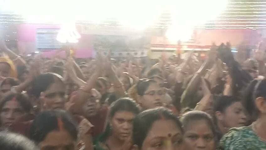 औरंगाबाद के धर्मशाला चौक स्थित सिद्धि विनायक गणेश मंदिर में दसवें दिन महाआरती के दौरान का नजारा