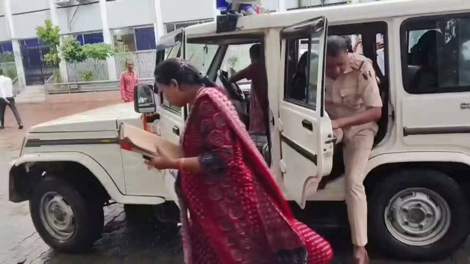 जमुई मड़वा पहाड़ छेड़खानी कांड : कोर्ट में पेशी के बाद बाहर निकलते ही आरोपी हरेराम यादव को वकील ने जड़ा थप्पड़