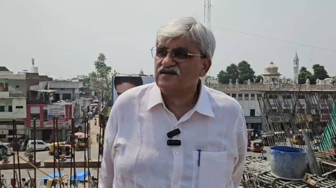 फिरोजाबाद में 75 करोड़ के फ्लाईओवर पर विधायक की सख्ती, बोले- लापरवाही नहीं होगी बर्दाश्त
फिरोजाबाद। शहर को जाम से निजात दिलाने के लिए 75 करोड़ रुपये की लागत से बन रहे फ्लाईओवर का सदर विधायक मनीष असीजा ने औचक निरीक्षण किया। उन्होंने निर्माण कार्य की रफ्तार, गुणवत्ता और प्रगति की जानकारी अधिकारियों से ली। विधायक ने स्पष्ट हिदायत दी कि इतने बड़े प्रोजेक्ट में लापरवाही बर्दाश्त नहीं होगी और काम जल्द से जल्द पूरा किया जाए। लंबे समय से निर्माणाधीन फ्लाईओवर को लेकर शहरवासियों में एक ही सवाल है कि कब मिलेगा जाम से छुटकारा। अब निगाहें इस बात पर हैं कि निर्माण कब पूरा होता है।
रिपोर्ट - कश्मीर सिंह, जर्नलिस्ट, फिरोजाबाद
वीडियो को LIKE ❤️ करें, ज्यादा से ज्यादा SHARE 📲 करें, पेज को FOLLOW करना ना भूलें 🙏👇 @KashmirSinghJournalist
#Firozabad #Flyover #ManishAsija #UPNews #ViralNews