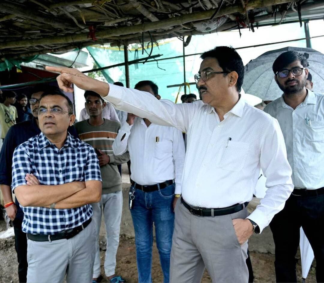 संभागायुक्त श्री सुनील जैन ने ग्राम करूमहू और बनारी में किया डिजीटल क्रॉप सर्वे एवं पीव्ही ऐप कार्य का निरीक्षण
फसलों की वास्तविक स्थिति के अनुरूप सही एंट्री करने, शेष खसरों का शीघ्र सर्वे पूरा करने के दिए निर्देश
CMO Chhattisgarh DPR Chhattisgarh