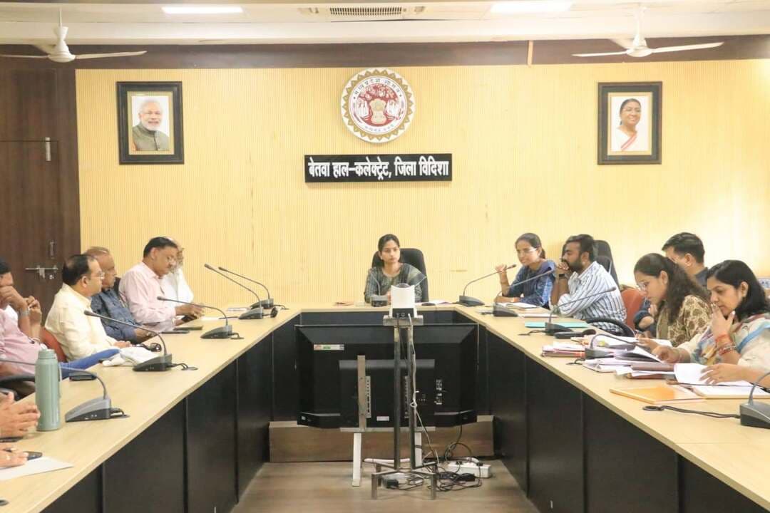 जिले के युवाओं को रोजगार से जोड़ने की विशेष पहल
..
उद्योगों एवं प्रतिष्ठानों को मुख्यमंत्री सीखो-कमाओ एवं प्रधानमंत्री इंटर्नशिप योजना से अधिकाधिक युवाओं को जोड़ने हेतु किया प्रेरित
..
जिले के युवाओं को अधिकाधिक प्रशिक्षण, इंटर्नशिप एवं रोजगार के अवसरों से जोड़ने की विशेष पहल के अंतर्गत कलेक्टर श्री अंशुल गुप्ता जी के निर्देशन में जिला व्यापार एवं उद्योग विभाग के समन्वय से नोडल शासकीय आईटीआई विदिशा द्वारा आज बेतवा सभागार में संयुक्त कलेक्टर श्रीमती दीपाश्री गुप्ता जी की अध्यक्षता में उद्योगों एवं प्रतिष्ठानों के प्रतिनिधियों की बैठक आयोजित की गई। बैठक में विदिशा जिले के विभिन्न प्रतिष्ठानों एवं उद्योगों के प्रतिनिधि, महाविद्यालयों के ट्रेनिंग एवं प्लेसमेंट ऑफिसर (TPO) तथा संबंधित विभागों के अधिकारी उपस्थित रहे। बैठक में मध्य प्रदेश शासन की मुख्यमंत्री सीखो-कमाओ योजना, प्रधानमंत्री इंटर्नशिप योजना सहित युवाओं के कौशल विकास एवं रोजगार से संबंधित विभिन्न योजनाओं की विस्तारपूर्वक जानकारी दी गई। उद्योग प्रतिनिधियों को योजनाओं के अंतर्गत अधिक से अधिक वैकेंसी सृजित करने तथा जिले के युवाओं एवं विद्यार्थियों को प्रशिक्षण, इंटर्नशिप एवं रोजगार के अवसरों से जोड़ने हेतु प्रेरित किया गया।
बैठक का प्रमुख उद्देश्य जिले में उपलब्ध औद्योगिक एवं व्यावसायिक अवसरों को युवाओं तक पहुंचाना तथा उद्योगों, शैक्षणिक संस्थानों एवं कौशल विकास संस्थानों के बीच प्रभावी समन्वय स्थापित कर युवाओं के लिए रोजगार के अधिकाधिक अवसर सृजित करना रहा। नोडल प्राचार्या सुश्री कविता रघुवंशी ने उद्योगों एवं प्रतिष्ठानों से योजनाओं के प्रभावी क्रियान्वयन में सक्रिय सहभागिता का आग्रह करते हुए बताया कि योजना संबंधी तकनीकी एवं प्रक्रियात्मक सहयोग के लिए अपने निकटतम शासकीय आईटीआई से संपर्क किया जा सकता है। साथ ही योजना संबंधी समन्वय एवं आवश्यक सहयोग के लिए नोडल योजना प्रभारी श्री राहुल जैन, मोबाइल नंबर 8103897280 से संपर्क किया जा सकता है। Jansampark Madhya Pradesh #Vidisha