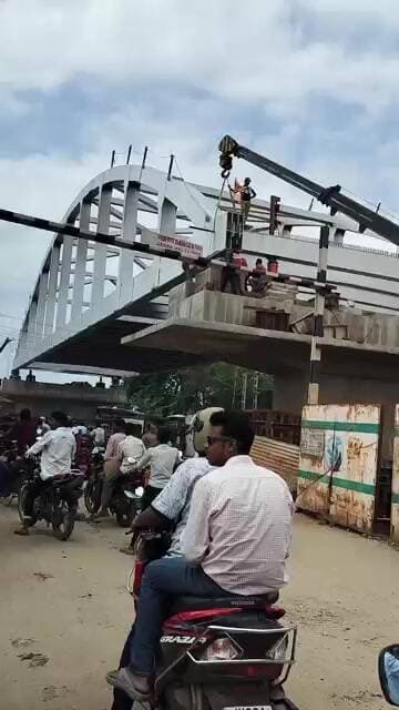 Railway Flay Over complete नहीं होने के कारण लोगों को 30 घंटा तक रुकना पड़ जाता है #indiarailway