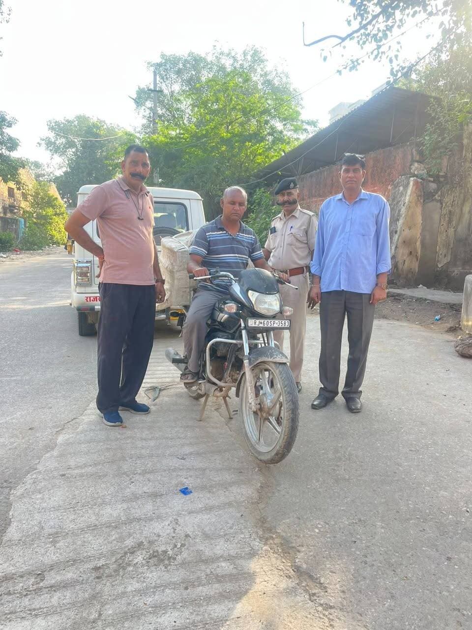 एक करोड़ से अधिक की अंग्रेजी शराब जब्त, 271 हुए गिरफ्तार !
जयपुर/उदयपुर - आबकारी आयुक्त नमित मेहता के निर्देशानुसार प्रदेश में अवैध शराब निर्माण, भण्डारण, परिवहन एवं विक्रय पर रोकथाम के लिए चल रहे विशेष निरोधात्मक अभियान के तहत नाकाबंदी,गश्त, रेड की प्रभावी कार्यवाही जारी है। प्रदेश में वाॅश, हथकड़ मदिरा सहित अन्य राज्य की मदिरा पर भी कार्रवाई की जा रही है अभी तक एक करोड़ 11 लाख 5 हजार रूपए की अंग्रेजी मदिरा जब्त करते हुए अवैध मदिरा के धंधे में संलिप्त 271 व्यक्तियों को गिरफ्तार किया है।
2 लाख 50 हजार लीटर से अधिक वाॅश नष्ट
आबकारी आयुक्त नमित मेहता के निर्देशन में विशेष निरोधात्मक अभियान के तहत 22 सितंबर 2026 तक विभिन्न कार्रवाई के तहत 742 अभियोग दर्ज किए गए है। प्रदेश में देशी मदिरा 5 लाख 24 हजार 863 रूपए लागत की 1934 लीटर, भारत निर्मित विदेशी मदिरा एक करोड़ 11 लाख 5 हजार 30 रूपए की 10089 लीटर, बीयर एक लाख 17 हजार 345 रूपए की 562 लीटर, हथकड़ शराब 6905 लीटर एवं स्प्रिट 350 लीटर जब्त किया गया है। इसी क्रम में वाॅश 2 लाख 50 हजार 914 लीटर नष्ट किया गया। प्रदेश में अभियान के तहत एक बड़ा वाहन, 7 चार पहिया वाहन, 22 दुपहिया वाहन सहित 30 वाहन जब्त किए है साथ ही अवैध मदिरा से संबंधित 271 व्यक्तियों को गिरफ्तार किया गया है।
नाकाबंदी, दबिश - अवैध मदिरा जब्त
प्रदेश में आबकारी निरोधक दलों की कार्रवाई के तहत जयपुर ग्रामीण में आबकारी टीम ने कार्रवाई कर 25 हजार लीटर वाॅश एवं 15 भट्टियां नष्ट करते हुए 90 लीटर हथकड़ शराब जब्त की। जयपुर के झोटवाड़ा में कार्रवाई के तहत 366 देषी मदिरा के पव्वे सहित एक मोटरसाईकल जब्त करते हुए 2 अभियुक्तों को गिरफ्तार किया। चूरू के आबकारी थाना क्षेत्र सुजानगढ़ के ग्राम बढाबर टांडा, भानीसरिया तेजा में दबिश की कार्रवाई में 300 लीटर वाॅश एवं एक मदिरा भट्टी नष्ट कर 4 लीटर हथकड़ मदिरा जब्त की गई। इसी क्रम में रतनगढ़ में 295 पव्वे देषी शराब सहित 3 लीटर हथकड़ मदिरा जब्त कर अभियोग दर्ज किए। डीग में कार्रवाई करते हुए 18 किंगफिषर बीयर, 44 पव्वे घूंघरू देषी मदिरा, 32 पव्वे ग्रीन लेबल अंग्रेजी मदिरा सहित 15 लीटर हथकड़ मदिरा जब्त की गई साथ ही एक हजार वाॅश भी नष्ट किया। नागौर में दबिश कार्रवाई के तहत मेड़ता क्षेत्र के पादुकला मेें 9 कार्टन आरएसजीएसएम, देषी मदिरा घूंघरू 3 कार्टन, देषी मदिरा ढोला मारू 2 कार्टन, 2 कार्टन बीयर सहित 672 पव्वे देशी मदिरा जब्त की गई। मेड़ता के जेजासनी ग्राम में 1500 लीटर वाॅश नष्ट कर 7 लीटर हथकड़ मदिरा जब्त की गई। श्रीगंगानगर में 150 लीटर वाॅश नष्ट कर 10 लीटर हथकड़ मदिरा जब्त की। सीकर में 400 लीटर वाॅष सहित एक मदिरा भट्टी को नष्ट किया गया। बांसवाड़ जिले के कुषलगढ़ में 24 बोतल बीयर केन माउंट 6000 फोर सेल इन मध्यप्रदेश जब्त कर अभियोग दर्ज किया। टोंक में 1500 लीटर वाॅश सहित 2 भट्टियां नष्ट की गई।
इसी प्रकार प्रदेश के समस्त जिलों में भी विशेष निरोधात्मक अभियान के तहत नाकाबंदी, दबिश व सघन गश्त की जा रही है। समस्त अतिरिक्त आबकारी आयुक्त जोन, आबकारी उपायुक्त, जिला आबकारी अधिकारी, आबकारी निरीक्षक एवं आबकारी निरोधक दल द्वारा अवैध मदिरा के विरूद्ध जीरो टॉलरेंस की नीति के तहत कार्यवाही की जा रही है।
#अवैधशराब #शराबजब्ती #आबकारीविभाग #आबकारीकार्रवाई #राजस्थान #राजस्थानन्यूज #ब्रेकिंगन्यूज #लेटेस्टन्यूज #जयपुर #उदयपुर #RajasthanNews #RajasthanBreaking #IllegalLiquor #LiquorSeized #ExciseDepartment #ExciseAction #JaipurNews #UdaipurNews #CrimeNews #CrimeNewsRajasthan #AlcoholSmuggling #LiquorSmuggling #शराबतस्करी #हथकड़शराब #अवैधमदिरा #विशेषनिरोधात्मकअभियान #PoliceAction #BreakingNews