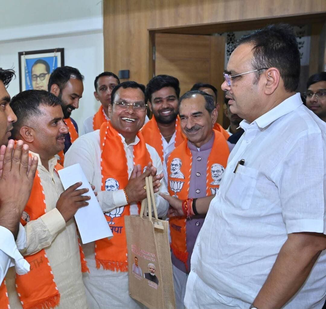 #सर्वे_री_सर्वे_के_मुद्दे_पर_मुख्यमंत्री
#से_मिले_दिलीप_शर्मा_कार्रवाई_का_मिला_आश्वासन
#बालोतरा / जयपुर
#तहसील_कल्याणपुर में जमीनों के सर्वे-री सर्वे एवं सेटलमेंट से जुड़े मामलों को लेकर भारतीय किसान संघ जिला युवा प्रमुख बालोतरा दिलीप शर्मा बलाऊ ने मुख्यमंत्री भजनलाल शर्मा को ज्ञापन सौंपकर किसानों की समस्याओं के समाधान की मांग की।
ज्ञापन में जिला कलक्टर #बालोतरा की ओर से शासन को भेजे गए पत्र का हवाला देते हुए कल्याणपुर तहसील में पुनः सर्वे-री सर्वे कराने अथवा हाल ही में किए गए सेटलमेंट को निरस्त करने के संबंध में आवश्यक कार्रवाई की मांग की गई।
ज्ञापन के साथ जिला #कलक्टर कार्यालय बालोतरा द्वारा शासन उप सचिव, राजस्व विभाग को भेजे गए पत्र का भी उल्लेख किया गया। जिला कलक्टर के पत्र में बताया गया है कि कल्याणपुर तहसील के 99 गांवों में डिजिटल सर्वे/री-सर्वे का कार्य बंद घोषित किया जा चुका है। इसके बाद ई-धरती पोर्टल पर नक्शे एवं जमाबंदी अपलोड होने पर खातेदारों द्वारा रिकॉर्ड में त्रुटियों को लेकर बड़ी संख्या में परिवाद प्रस्तुत किए गए हैं। पत्र में करीब 650 परिवाद प्राप्त होने का उल्लेख है।
#दिलीप_शर्मा ने मुख्यमंत्री के समक्ष किसानों की भूमि के रिकॉर्ड में हुई कथित त्रुटियों, नक्शों एवं जमाबंदी में सुधार तथा सर्वे-री सर्वे से संबंधित मामलों का शीघ्र समाधान करवाने की मांग रखी।
मुख्यमंत्री भजनलाल शर्मा ने मामले को गंभीरता से सुनते हुए शीघ्र कार्रवाई करवाने का आश्वासन दिया। #मुख्यमंत्री कार्यालय की 22 सितंबर की आधिकारिक जानकारी में भी जनसेवा अभियानों के दौरान आमजन की समस्याओं के त्वरित निस्तारण और लंबित प्रकरणों के समाधान पर अधिकारियों को निर्देश दिए जाने की बात कही गई है।
दिलीप शर्मा ने बताया कि किसानों की भूमि एवं राजस्व रिकॉर्ड से जुड़े मामलों में निष्पक्ष जांच कर वास्तविक रिकॉर्ड के आधार पर समाधान होना चाहिए, ताकि किसानों को अनावश्यक परेशानी का सामना नहीं करना पड़े।