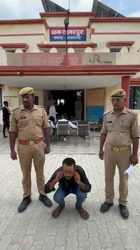 सोशल मीडिया पर धमकी भरे पोस्ट करने वाले युवक पर कार्रवाई, सोशल मीडिया पर गाली-गलौज और धमकी भरे पोस्ट करना पड़ा भारी, युवक गिरफ्तार, ऑपरेशन वज्रपात के तहत पुलिस की कार्रवाई, शांति व्यवस्था प्रभावित करने के आरोप में कोर्ट में किया चालान
आजमगढ़
https://abckhabar.in/?p=8503