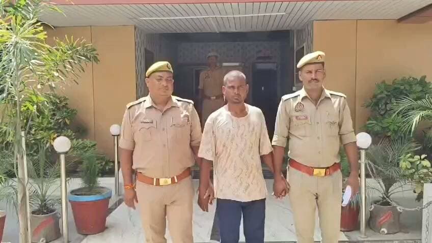 गैंगस्टर एक्ट में वांछित आरोपी गिरफ्तार, पुलिस ने न्यायालय में किया चालान, महिला से बहला-फुसलाकर जेवर उतरवाने के मामले में सामने आया था नाम, गैंग चार्ट अनुमोदित होने के बाद हुई कार्रवाई
आजमगढ़
https://abckhabar.in/?p=8500
