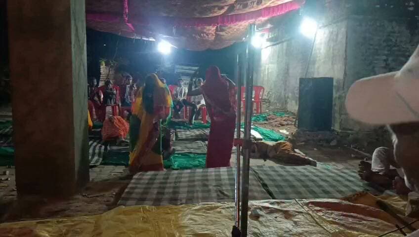 रात भर वही भजन सरिता,🌸नानपुर में रात्रि जागरण पर झूमे श्रोता
सपोटरा तहसील के ग्राम पंचायत मुख्यालय नानपुर पर सीतारामजी मंदिर पर भजन सरिता रात्रि जागरण हुआ दक्ष प्रजापति विकास संस्थान सचिव गंगाराम प्रजापत ने बताया कि भागोती देवी की स्मृति में शिव व्यावला,एवं रात्रि जागरण का आयोजन किया जिसमें खंडार की फ़ोरया एवं हरिमोहन संगीत पार्टी द्वारा शिवजी के व्यावला एवं भजन प्रस्तुत किए,तबला पर लक्ष्मण एवं ढोलक पर हरिमोहन तथा हारमोनियम पर फोरया ने संगीत का साथ दिया शिवजी के भजनों पर महिला एवं पुरुषों ने नृत्य प्रस्तुत किए और श्रोता मधुर संगीत मय भजन सुनकर मंत्र मुग्ध हुए,कार्यक्रम में लक्ष्मण लाल,मुरारी,रामबाबू,रामसहाय, गंगाराम प्रजापत,दर्शन,कुमेंर,रमेश ,बृजमोहन आदि उपस्थित रहे