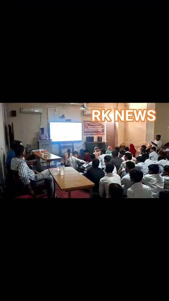 पॉलिटेक्निक कॉलेज में मानसिक स्वास्थ्य पर संगोष्ठी, आत्महत्या की रोकथाम में ‘मन दर्पण’ की भूमिका बताई
करौली। पॉलिटेक्निक कॉलेज की आईसीटी लैब में राष्ट्रीय मानसिक स्वास्थ्य कार्यक्रम के तहत ‘राज ममता-मन दर्पण’ कार्यक्रम के अंतर्गत ‘मानसिक स्वास्थ्य और आधुनिक जीवनशैली’ विषय पर बुधवार दोपहर 3:00 बजे संगोष्ठी आयोजित की गई। अध्यक्षता प्राचार्य बलराम मीना ने की। वरिष्ठ मनोचिकित्सक डॉ. प्रेमराज मीणा ने कहा कि ‘मन दर्पण’ के पांच मॉड्यूल मानसिक समस्याओं के शुरुआती लक्षणों की पहचान करने तथा समय पर परामर्श और उपचार में मददगार हैं। साइकेट्रिक नर्स गौरव गोयल ने युवाओं में पढ़ाई, करियर और सोशल मीडिया के दबाव से होने वाले तनाव के बारे में जानकारी दी। नशे से बचाव और स्वस्थ दिनचर्या अपनाने पर भी जोर दिया गया। कार्यक्रम में 63 लाभार्थी शामिल हुए।
