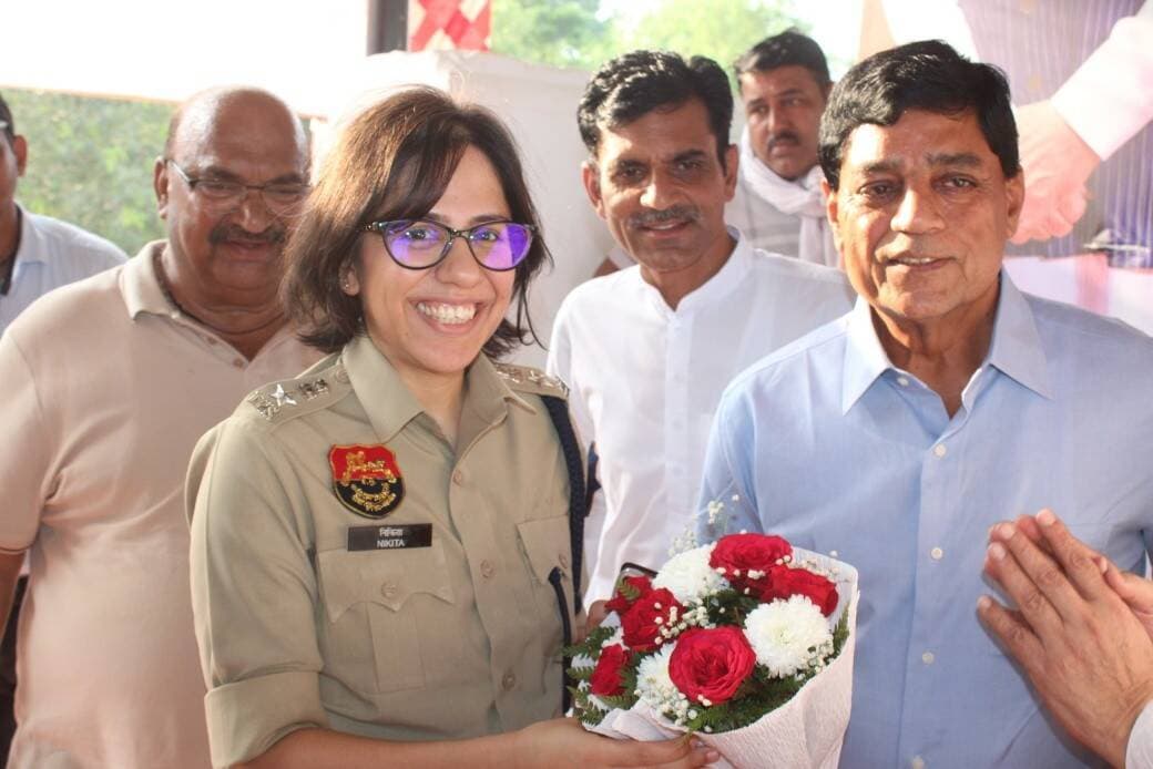 खेल के मैदान से नशे के खिलाफ मजबूत संदेश, एसपी निकिता खट्टर ने युवाओं से कहा– नशा छोड़ें, खेलों से जुड़ें और जीवन को दें सकारात्मक दिशा*
*– एम.एम. कॉलेज में टॉस कर मैच का किया शुभारंभ, खिलाड़ियों का बढ़ाया हौसला; पुलिस लाइन में भी युवाओं के बीच पहुंचीं पुलिस अधीक्षक*
*– पुलिस लाइन में नमो क्रिकेट लीग का उत्साहपूर्ण समापन, गांव बोदिवाली की विजेता टीम को ट्रॉफी देकर किया सम्मानित*
फतेहाबाद, (राष्ट्रीय कदम) ब्यूरो। युवाओं को नशे जैसी सामाजिक बुराई से दूर रखकर खेलों, शिक्षा और सकारात्मक गतिविधियों से जोड़ने के उद्देश्य से आयोजित नमो क्रिकेट लीग के माध्यम से फतेहाबाद में खेल के मैदान से नशामुक्त समाज का सशक्त संदेश दिया गया। *पुलिस अधीक्षक फतेहाबाद श्रीमती निकिता खट्टर, आईपीएस* ने युवाओं के बीच पहुंचकर उनका उत्साहवर्धन किया और आह्वान किया कि युवा नशे से दूरी बनाकर अपनी ऊर्जा खेलों, शिक्षा और राष्ट्र निर्माण में लगाएं।
माननीय प्रधानमंत्री जी के जन्मदिवस के अवसर पर सेवा पखवाड़ा के अंतर्गत आयोजित नमो क्रिकेट लीग में पूरे उत्तर भारत से 3400 से अधिक टीमें भाग ले रही हैं। जिला फतेहाबाद में इस प्रतियोगिता का शुभारंभ 19 सितंबर 2026 को हुआ था, जिसमें जिले के विभिन्न क्षेत्रों से 170 से अधिक क्रिकेट टीमें भाग ले रही हैं। प्रतियोगिता का उद्देश्य युवाओं को स्वस्थ प्रतिस्पर्धा का मंच उपलब्ध करवाने के साथ उन्हें नशे से दूर रहने, शारीरिक रूप से स्वस्थ रहने तथा अनुशासित एवं सकारात्मक जीवनशैली अपनाने के लिए प्रेरित करना है।
इसी क्रम में 23 सितंबर को एम.एम. कॉलेज, फतेहाबाद में आयोजित नमो क्रिकेट प्रतियोगिता में पुलिस अधीक्षक श्रीमती निकिता खट्टर, आईपीएस ने मुख्य अतिथि के रूप में शिरकत की। कार्यक्रम में पहुंचने पर भवानी सिंह ने उनका गुलदस्ता भेंट कर स्वागत किया। पुलिस अधीक्षक ने दोनों क्रिकेट टीमों के खिलाड़ियों से परिचय प्राप्त किया, उनसे संवाद किया और मैच का टॉस करवाकर प्रतियोगिता का शुभारंभ किया।
इस अवसर पर खिलाड़ियों एवं बड़ी संख्या में मौजूद युवाओं को संबोधित करते हुए पुलिस अधीक्षक ने कहा कि खेल केवल शरीर को मजबूत नहीं बनाते, बल्कि युवा मन को गलत संगत और नशे जैसी बुराइयों से बचाकर जीवन को सही दिशा देते हैं। खेलों से अनुशासन, आत्मविश्वास, टीम भावना, नेतृत्व क्षमता और संघर्ष करने की शक्ति विकसित होती है।
उन्होंने युवाओं से कहा कि नशा व्यक्ति के स्वास्थ्य के साथ उसके परिवार, भविष्य और पूरे समाज को प्रभावित करता है। युवा अपने जीवन का लक्ष्य निर्धारित करें, खेल के मैदान से जुड़ें और अपनी प्रतिभा को पहचानें। उन्होंने कहा कि नशे में नहीं, खेल के मैदान में अपनी पहचान बनाएं। युवा स्वयं नशे से दूर रहें और अपने दोस्तों व साथियों को भी नशे की दलदल में जाने से रोकें।
पुलिस अधीक्षक ने कहा कि युवा समाज की सबसे बड़ी शक्ति हैं। यदि युवाओं की ऊर्जा सही दिशा में लगाई जाए तो वे न केवल अपना भविष्य उज्ज्वल बना सकते हैं, बल्कि समाज में सकारात्मक बदलाव के वाहक भी बन सकते हैं। उन्होंने युवाओं से नियमित खेल गतिविधियों में भाग लेने, स्वस्थ दिनचर्या अपनाने तथा शिक्षा और रचनात्मक कार्यों से जुड़े रहने का आह्वान किया।
*पुलिस लाइन में क्रिकेट का उत्साह, युवाओं को मिला नशामुक्त जीवन का संदेश*
एम.एम. कॉलेज में आयोजित प्रतियोगिता के बाद पुलिस अधीक्षक श्रीमती निकिता खट्टर, आईपीएस पुलिस लाइन फतेहाबाद में आयोजित नमो क्रिकेट लीग प्रतियोगिता में पहुंचीं। यहां समाजसेवी विनोद तायल, देवीलाल तायल, अशोक कुमार भुक्कड़ तथा सुभाष गर्ग ने गुलदस्ता भेंट कर उनका स्वागत किया।
पुलिस लाइन का क्रिकेट मैदान दिनभर खिलाड़ियों के उत्साह, खेल भावना और स्वस्थ प्रतिस्पर्धा का केंद्र बना रहा। अलग-अलग क्षेत्रों से पहुंची टीमों के खिलाड़ियों ने पूरे जोश और अनुशासन के साथ अपनी प्रतिभा का प्रदर्शन किया। मैदान में उपस्थित युवाओं और दर्शकों में भी प्रतियोगिता को लेकर खासा उत्साह देखने को मिला। खेल के साथ-साथ पूरे आयोजन में “नशे से दूरी और खेलों से दोस्ती” का संदेश प्रमुखता से दिया गया।
पुलिस अधीक्षक ने मैदान पर पहुंचकर खिलाड़ियों से बातचीत की, उनका हौसला बढ़ाया तथा प्रतियोगिता के दौरान दिखाई गई खेल भावना की सराहना की। उन्होंने कहा कि पुलिस लाइन में आयोजित इस प्रकार के खेल आयोजन पुलिस और आमजन, विशेषकर युवाओं के बीच सकारात्मक संवाद का भी माध्यम बनते हैं। खेल का मैदान युवाओं को अनुशासन, मेहनत, प्रतिस्पर्धा और हार-जीत को सकारात्मक रूप से स्वीकार करने की सीख देता है।
उन्होंने कहा कि युवाओं को नशे से बचाने के लिए केवल जागरूकता ही नहीं, बल्कि उन्हें सकारात्मक विकल्प देना भी जरूरी है और खेल इसका सबसे प्रभावी माध्यम है। खेलों में व्यस्त रहने वाला युवा शारीरिक एवं मानसिक रूप से मजबूत होता है और गलत संगत व नशे जैसी बुराइयों से दूर रहने के लिए प्रेरित होता है।
*बोदिवाली की टीम रही प्रथम, एसपी ने ट्रॉफी देकर किया सम्मानित*
पुलिस लाइन में आयोजित क्रिकेट लीग प्रतियोगिता में शानदार प्रदर्शन करते हुए गांव बोदिवाली की टीम ने प्रथम स्थान हासिल किया। पुलिस अधीक्षक श्रीमती निकिता खट्टर ने विजेता टीम के खिलाड़ियों को ट्रॉफी प्रदान कर सम्मानित किया और उनकी उपलब्धि पर शुभकामनाएं दीं। उन्होंने खिलाड़ियों से कहा कि खेल में मिली सफलता को आगे बढ़ने की प्रेरणा बनाएं और दूसरे युवाओं को भी खेलों से जोड़ें।
पुलिस अधीक्षक ने कहा कि नशे के खिलाफ लड़ाई में युवाओं की भूमिका सबसे महत्वपूर्ण है। प्रत्येक युवा यदि स्वयं नशे से दूर रहने का संकल्प ले और अपने एक साथी को भी नशे से बचाए तो समाज में बड़ा बदलाव लाया जा सकता है। परिवार, पुलिस, समाज और युवाओं के सामूहिक प्रयासों से ही स्वस्थ एवं नशामुक्त समाज का निर्माण संभव है।
उन्होंने प्रतियोगिता में भाग लेने वाली सभी टीमों और खिलाड़ियों को उज्ज्वल भविष्य की शुभकामनाएं देते हुए आयोजकों के प्रयासों की सराहना की। उन्होंने कहा कि ऐसे आयोजन निरंतर होते रहने चाहिए ताकि अधिक से अधिक युवाओं को खेलों से जोड़कर उनकी ऊर्जा को सकारात्मक और रचनात्मक दिशा दी जा सके।
एम.एम. कॉलेज और पुलिस लाइन में आयोजित नमो क्रिकेट लीग के कार्यक्रमों में युवाओं का उत्साह देखते ही बना। प्रतियोगिता ने जहां खिलाड़ियों को अपनी प्रतिभा दिखाने का मंच दिया, वहीं “खेल अपनाओ–नशा भगाओ” और “नशे से दूरी, खेल हैं जरूरी” का प्रभावी संदेश भी दिया।