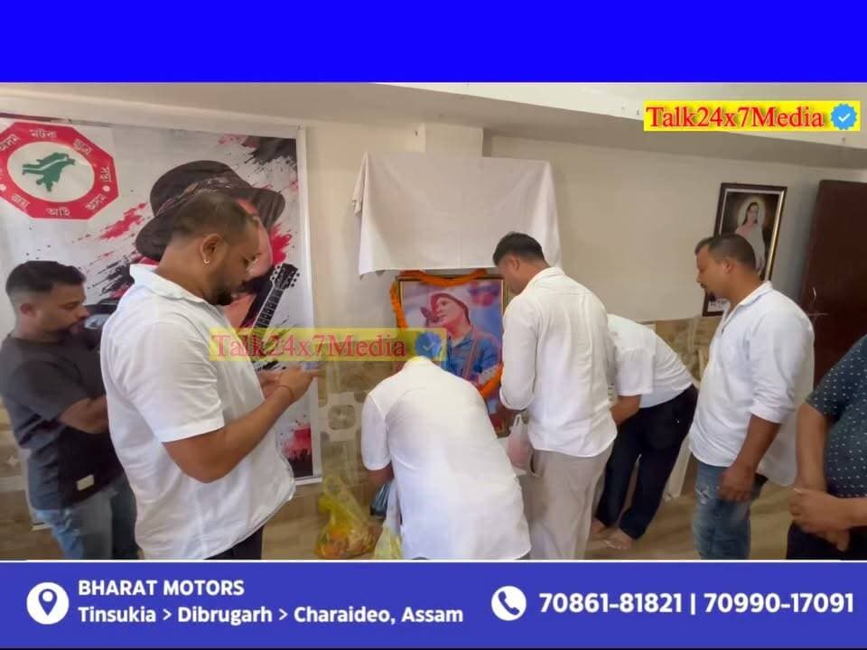#NEWS| तिनसुकिया के 1 नंबर बालुपारा स्थित ज्ञानांकुश आवासीय विद्यालय में सदौ असम मटक छात्र संस्था की तिनसुकिया जिला समिति ने अनाथ बच्चों के साथ जुबिन दिवस मनाया। कार्यक्रम में जुबिन गर्ग के चित्र पर माल्यार्पण एवं दीप प्रज्वलन के साथ बच्चों के बीच किताबें व लेखन सामग्री वितरित की गई और दोपहर के भोजन की व्यवस्था की गई।
#ZubeenDivas #ZubeenGarg #Tinsukia #Assam #ZubeenGargForever #MatakStudentsUnion #TinsukiaNews #AssamNews #NortheastIndia #TinsukiaTalk24x7