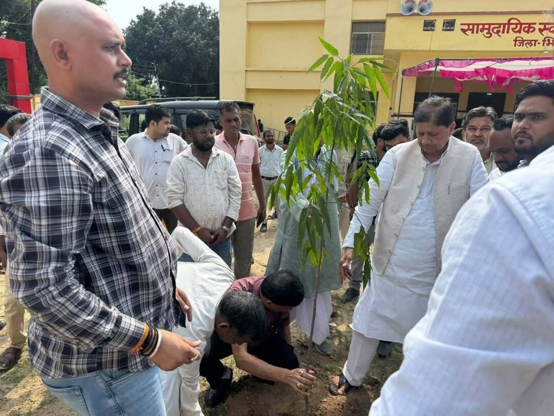 जीवन रक्षा के लिए रक्तदान सबसे पुनीत कार्य - विधायक भिण्ड श्री नरेंद्र सिंह
सामुदायिक स्वास्थ्य केंद्र (सीएचसी) ऊमरी में ‘सेवा से संकल्प अभियान’ के तहत आयोजित हुआ रक्तदान शिविर एवं सघन पौधरोपण
‘सेवा से संकल्प अभियान’ के अंतर्गत आज सामुदायिक स्वास्थ्य केंद्र (सीएचसी) ऊमरी परिसर में गरिमामय वातावरण में पौधरोपण एवं रक्तदान शिविर का आयोजन किया गया। इस कार्यक्रम के मुख्य अतिथि विधायक भिण्ड श्री नरेंद्र सिंह कुशवाह रहे। कार्यक्रम में पर्यावरण संरक्षण का संदेश देते हुए परिसर में कुल 100 पौधे रोपे गए, वहीं मानव सेवा के संकल्प के साथ आयोजित रक्तदान शिविर में 14 यूनिट रक्त संग्रहित किया गया।
कार्यक्रम को संबोधित करते हुए विधायक भिण्ड श्री नरेंद्र सिंह कुशवाह ने कहा कि प्रकृति का संतुलन बनाए रखने के लिए पौधरोपण और जीवन रक्षा के लिए रक्तदान सबसे पुनीत कार्य है। उन्होंने आमजन से पर्यावरण संरक्षण और रक्तदान जैसे सामाजिक कार्यों में बढ़-चढ़कर भाग लेने का आह्वान किया।
इस अवसर पर मुख्य चिकित्सा एवं स्वास्थ्य अधिकारी डॉ. जे.एस. यादव तथा जिला स्वास्थ्य अधिकारी डॉ. डी.के. शर्मा ने स्वास्थ्य सेवाओं को सुदृढ़ बनाने एवं अभियान के उद्देश्यों पर प्रकाश डाला।
कार्यक्रम में उमरी सरपंच वीरेंद्र सिंह यादव, पूर्व जिला पंचायत उपाध्यक्ष अभिलाख सिंह यादव, ब्लॉक मेडिकल ऑफिसर (बीएमओ) डॉ. तपस शर्मा, डॉ. अनुज गुप्ता, डॉ. मयंक शर्मा सहित अस्पताल के चिकित्सक, पैरामेडिकल स्टाफ एवं स्थानीय नागरिक प्रमुख रूप से उपस्थित रहे।
सभी अतिथियों एवं नागरिकों ने पौधरोपण कर पौधों की नियमित देखरेख का संकल्प लिया तथा रक्तदान करने वाले रक्तदाताओं का उत्साहवर्धन किया।
#CMMadhyaPradesh
#JansamparkMP
#सेवा_संकल्प_अभियान
#SevaSankalpAbhiyan
#भिण्ड
#Bhind