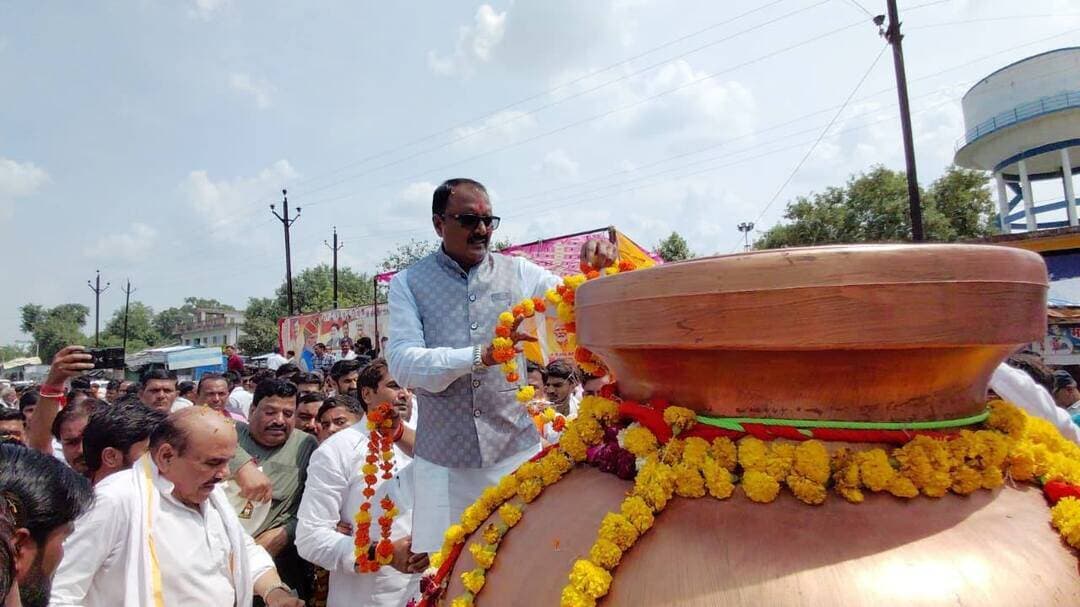 सेवा संकल्प अभियान के तहत वाराणसी से वड़नगर (गुजरात) सेवा यात्रा का मेहगांव में हुआ भव्य स्वागत
मंत्री राकेश शुक्ला ने पुष्पमाला और शॉल से किया सम्मान
सेवा संकल्प अभियान के तहत वाराणसी से वड़नगर (गुजरात) तक निकाली जा रही सेवा यात्रा का बुधवार को जिले में आगमन हुआ।
यात्रा ने भिण्ड जिले के मेहगांव में प्रवेश किया, जहाँ नवीन एवं नवकरणीय ऊर्जा मंत्री श्री राकेश शुक्ला सहित बड़ी संख्या में जनप्रतिनिधियों एवं गणमान्य नागरिकों ने पुष्पवर्षा कर यात्रा का उत्साहपूर्वक आत्मीय स्वागत किया।
नवकरणीय ऊर्जा मंत्री श्री राकेश शुक्ला ने यात्रा में शामिल बाईक राइडर्स का शॉल और पुष्पमाला पहनाकर स्वागत किया।
#CMMadhyaPradesh
#JansamparkMP
#सेवा_संकल्प_अभियान
#SevaSankalpAbhiyan
#भिण्ड
#Bhind
