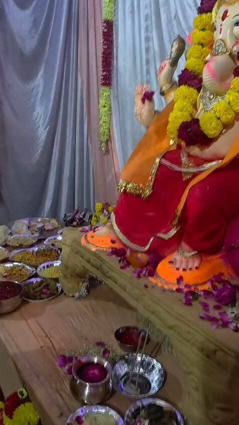 अरिहंत विहार में गणपति बप्पा को धराया 56 भोग, देर रात तक डांडिया की रही धूम।
दैनिक वीरधरा राजस्थान।
चित्तौड़गढ़। उपनगरीय क्षेत्र सेन्थी के अरिहंत विहार कॉलोनी में चल रहे गणपति महोत्सव में मंगलवार को भक्ति और उत्साह का अद्भुत संगम देखने को मिला। गणपति बप्पा को 56 भोग (छप्पन भोग) अर्पित कर महाआरती की गई, जिसके बाद देर रात तक डांडिया-गरबा का आयोजन हुआ।
मोदक से लेकर ड्राईफ्रूट तक सजे थाल
गणपति महोत्सव समिति के अध्यक्ष गोपाल जटिया ने बताया कि पंडाल में विराजमान भगवान श्री गणेश का आकर्षक श्रृंगार कर विधि-विधान से पूजन किया गया। इसके बाद भगवान को मोदक, बूंदी-बेसन के लड्डू, पेड़ा, बर्फी, काजू कतली, हलवा, मालपुआ, गुजिया सहित 56 प्रकार के व्यंजन, फल, मेवा-मिष्ठान का भोग लगाया गया। पूरे परिसर को फूलों और लाइटों से सजाया गया था।
समिति के जीपी गुर्जर ने बताया कि छप्पन भोग अर्पित करना हमारी सनातन परंपरा है। भगवान कृष्ण द्वारा गोवर्धन पर्वत उठाने के बाद ग्वालों द्वारा 56 व्यंजन अर्पित किए गए थे, तभी से यह परंपरा चली आ रही है।
‘गणपति बप्पा मोरया’ से गूंजा पंडाल
समिति के रबिन्द्र प्रधान ने बताया कि भोग के बाद महाआरती हुई, जिसमें कॉलोनी के बड़ी संख्या में महिला-पुरुष और बच्चों ने हिस्सा लिया। ‘गणपति बप्पा मोरया’ के जयकारों से पूरा अरिहंत विहार गूंज उठा।
डांडिया में झूमे श्रद्धालु
जगदीश वैष्णव व गोलू शर्मा ने बताया कि आरती के बाद रात्रि में भव्य डांडिया-गरबा का आयोजन किया गया। डीजे की धुन पर महिलाओं और बच्चियों ने पारंपरिक वेशभूषा में गरबा किया। आयोजन में बड़ी संख्या में श्रद्धालु शामिल हुए। अंत में प्रसाद वितरण किया गया।
आयोजन समिति के लक्ष्मण मेघवाल ने बताया कि गणपति महोत्सव के दौरान रोजाना डांडिया, विभिन्न प्रतियोगिताएं ओर सांस्कृतिक कार्यक्रम आयोजित किए जा रहे हैं। विसर्जन तक इसी तरह कार्यक्रम जारी रहेंगे।
कार्यक्रम का संचालन ओम जैन शंभूपुरा ने किया।