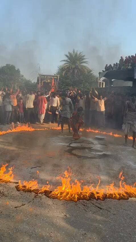 सांवरिया धाम बामनिया में जलझूलनी मेले में उमड़ा आस्था का सैलाब, शिव बारात और अग्नि नृत्य बना आकर्षण का केंद्र।
दैनिक वीरधरा राजस्थान।
चित्तौड़गढ़। शंभूपुरा ग्राम पंचायत के सांवरिया धाम बामनिया में जलझूलनी एकादशी के पावन अवसर पर भव्य मेले का आयोजन हुआ। मेले में भगवान श्री सांवलिया सेठ की रथयात्रा और शोभायात्रा के साथ-साथ शिव बारात की अनोखी प्रस्तुति ने श्रद्धालुओं का मन मोह लिया।
सांवरिया सेठ मन्दिर से निकली शोभयात्रा के दौरान शिव बारात के कलाकारों ने शरीर पर भस्म रमाकर और अग्नि के गोले के बीच नृत्य कर अद्भुत प्रदर्शन किया। जमीन पर जलती आग के बीच से निकलते हुए शिव गणों के इस रोमांचक दृश्य को देखने के लिए हजारों की भीड़ उमड़ पड़ी। छतों पर और सड़क के दोनों किनारों पर खड़े हजारों दर्शक इस दृश्य को अपने मोबाइल में कैद करते नजर आए।
मटकी फोड़ने की लगी होड़
हर वर्ष की भांति इस वर्ष भी आयोजित वार्षिक मेले के दौरान शोभयात्रा सरकारी विद्यालय के बाहर पहुंची तो यहाँ अखाड़ा प्रदर्शन के साथ ही दही हांडी फोड़ी गई जिसमें युवाओं में दही हांडी फोड़ने की होड़ लगी रही, युवा दही हांडी फोड़ने के लिए काफी उत्साहित नजर आ रहे थे।
सांवलिया सेठ के जयकारों से गूंजा धाम
शोभायात्रा व मेले के दौरान "जय श्री सांवरिया सेठ" के बेवाण को फूलों और रोशनी से सजाकर नगर भ्रमण करवाया गया। पीछे-पीछे शिव बारात, नंदी और कलाकार चल रहे थे।
बारिश की कमी खली, टैंकर के पानी में झुलाया
इस बार बहुत कम हुई बारिश की वजह से नदी में पानी नही आया जिसके चलते सभी को बारिश की कमी खली ओर नगर भ्रमण कर जलझुलन के लिए पधारे सांवरिया सेठ को टैंकर के पानी मे पुजारी शंकरलाल प्रजापत, मेघदास वैष्णव, अरुण सहित बड़ी संख्या में स्थानीय ग्रामीणों एवं हजारों भक्तों ने जल में झुलाया।
मेला प्रबंधन समिति के अनुसार सांवरिया धाम बामनिया का ये जलझूलनी मेला परंपरागत रूप से हर साल भादवा सुदी एकादशी को भरता है। इस बार मेले में शंभूपुरा, सावा, सामरी, अरनिया पंथ, जालमपुरा, सतखंडा, मायरा, गिलूंड, उंखलिया, सरथल, घटियावली सहित आसपास के दर्जनों गांवों से हजारों श्रद्धालु पहुंचे।
शंभूपुरा थाने से पुलिस प्रशासन और मेला समिति द्वारा सुरक्षा और भीड़ नियंत्रण के लिए विशेष इंतजाम किए गए थे।