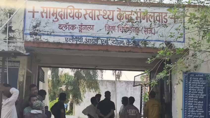 नदी में डूबने से दो युवकों की मौत।
दैनिक वीरधरा राजस्थान।
चित्तौड़गढ़। मंगलवाड थाना अंतर्गत मंगलवार शाम करीब 4 बजे हरिया खेड़ी में जलझूलनी एकादशी के अवसर पर गांव में राम रेवाड़ी निकाली गई एवं भगवान को झूलाने पास में नदी पर गए इसी दौरान गणपत सिंह पिता नारायण सिंह राजपूत उम्र 17 वर्ष एवं राजेश पिता लक्ष्मी लाल मेनारिया उम्र 17 वर्ष यह दोनों भगवान को झूलाने नदी में उतरे इस दौरान दोनों गहरे पानी में करीब 500 मीटर दूर चले गए एक दूसरे को डूबने पर बचाने के चक्कर में दोनों की मृत्यु हो गई पास में खड़े एक युवक ने लोगों को बुलाया एवं पुलिस को सूचना दी पुलिस मौके पर पहुंची दोनों को सामुदायिक स्वास्थ्य केंद्र मंगलवाड लाया गया जहां डॉक्टर ने पोस्टमार्टम कर शव परिजनों को सोपा, इस दौरान पूरे गांव में शोक की लहर छा गई।
